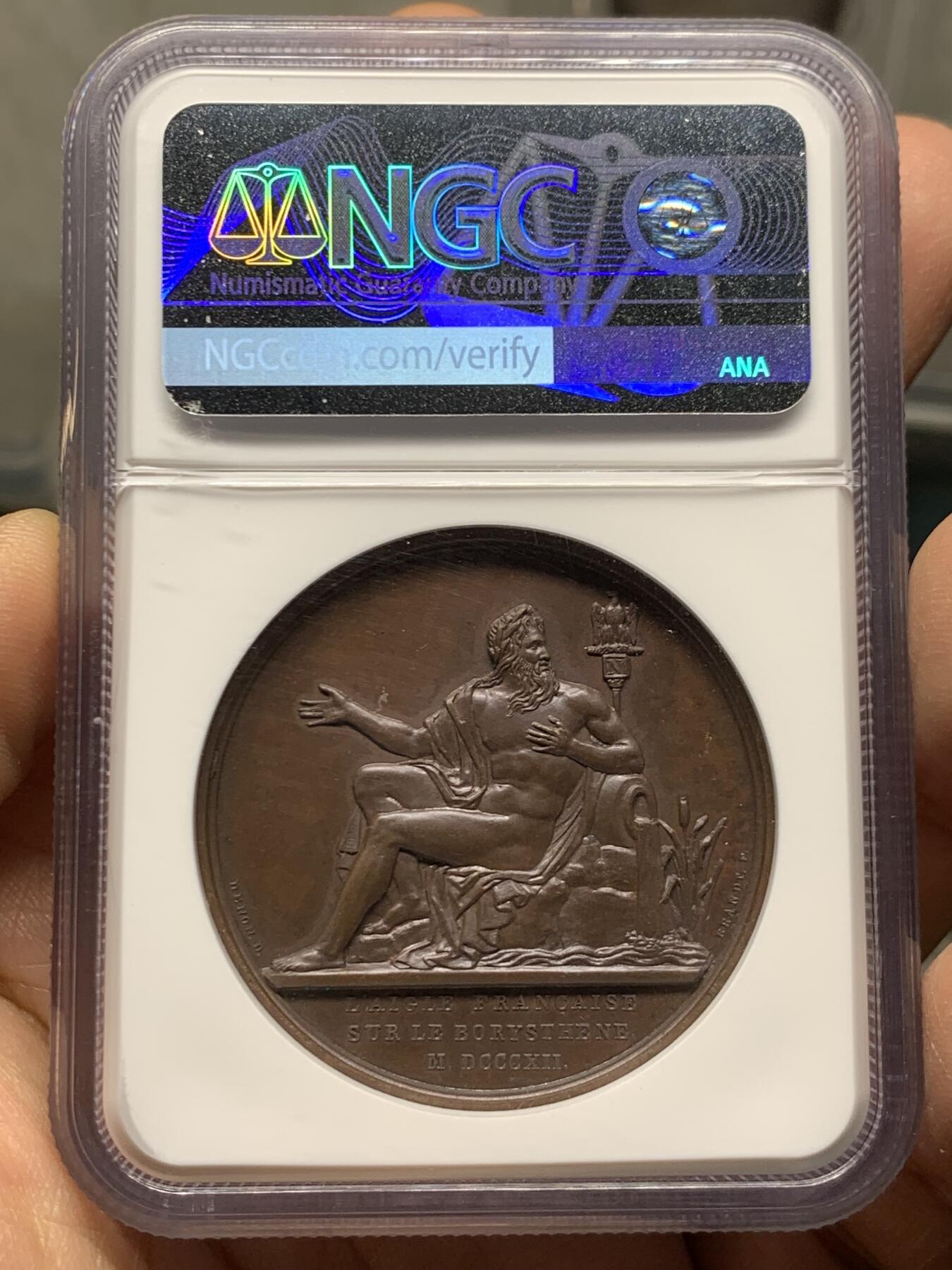 《竞宝斋》第447场 周日，周一，2场连拍 （全场包邮） 唯一冠军分 NGC MS66BN 法国1812年拿破仑一世横渡第聂伯河铜章 第聂伯河神端坐背倚N记鹰头权杖 满满细节 纪念法俄战争出击远征俄国 加大加厚盒装 顶级高分