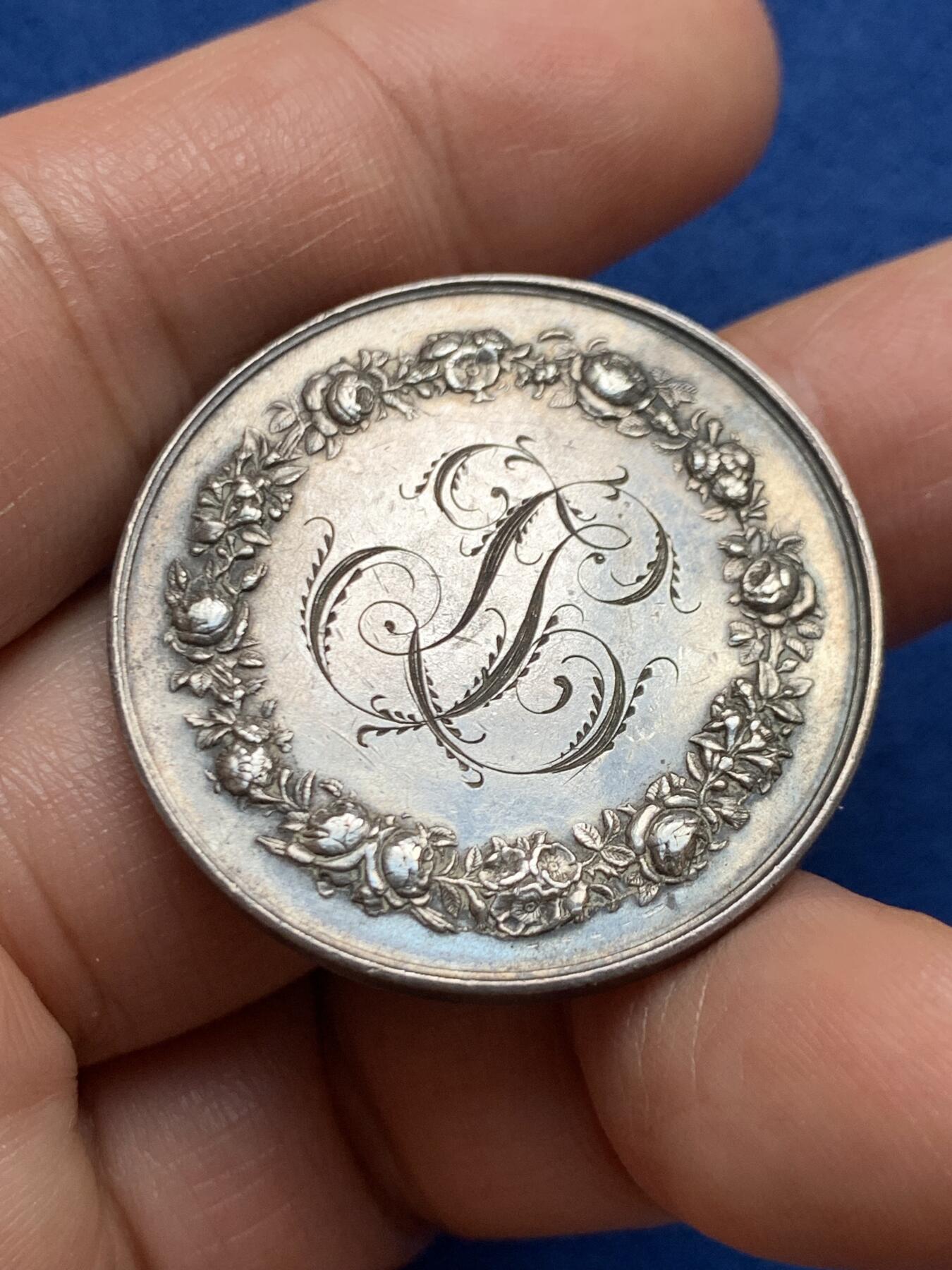 《竞宝斋》第447场 周日，周一，2场连拍 （全场包邮） 法国银质婚章 背面是漂亮的花体字 18克 34mm 1885 丰饶角银标