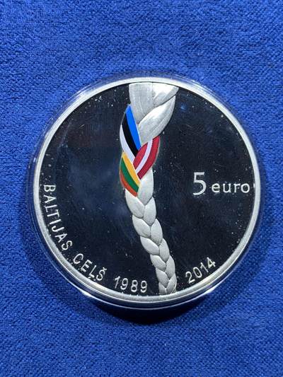 《竞宝斋》第447场 周日，周一，2场连拍 （全场包邮） - 拉脱维亚2014年波罗的海之路25周年彩色精制纪念银币，带原盒，证书，圆形精制银币，净重22克，925银，直径35毫米，面额5欧元，限量发行10000枚，以纪念1989年8月23日的和平示威。大约有200万人加入这场活动，他们手牵手组成一个长度超过600公里的人链，穿过波罗的海三国（爱沙尼亚、拉脱维亚和立陶宛） 该示威也是波罗的海三国追求脱离苏联、各自独立过程中的重要事件。