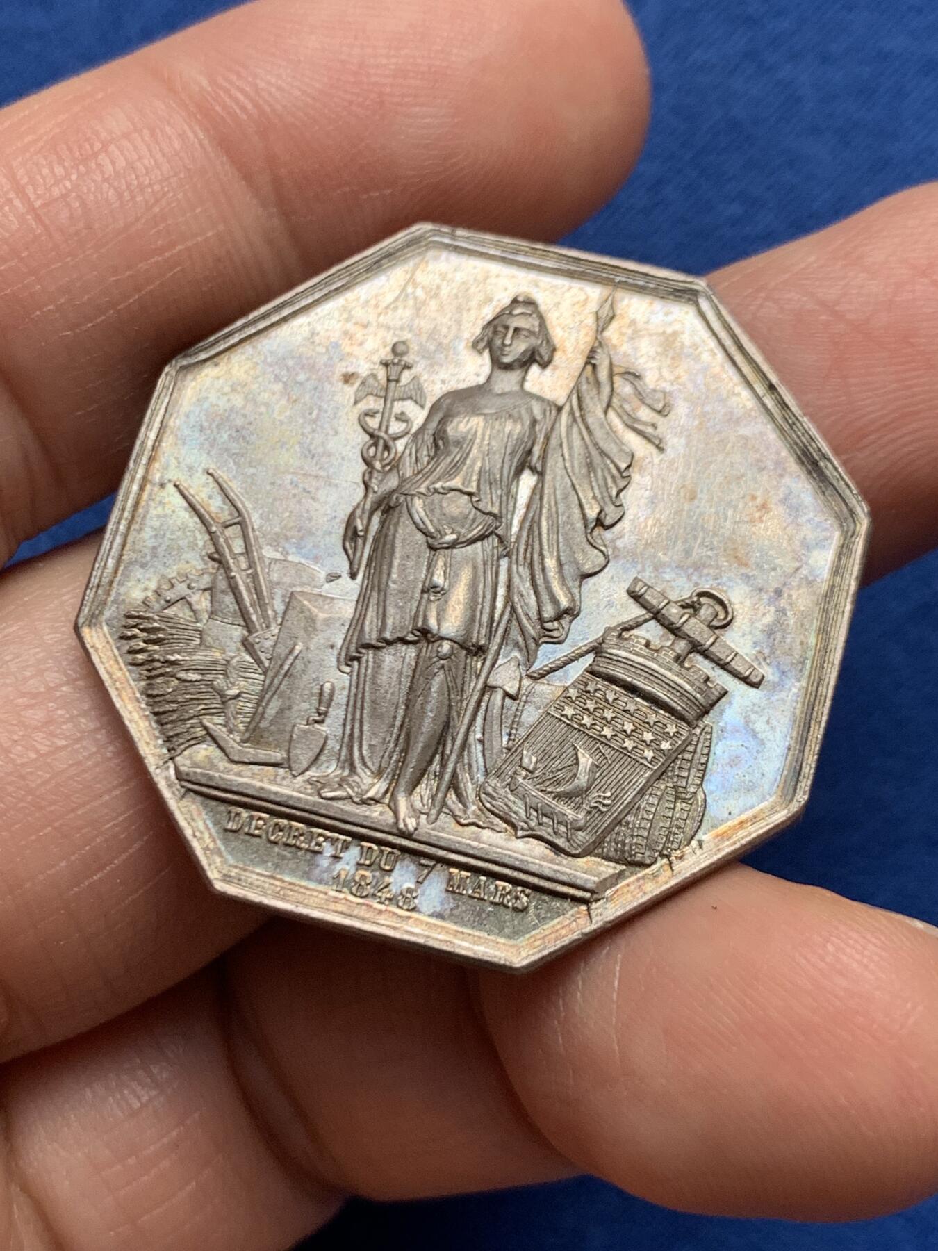 《竞宝斋》第447场 周日，周一，2场连拍 （全场包邮） 法国巴黎贴现银行八角银质代币 34.5mm 18.6克 高点俱在 难得鼻子没有磕碰