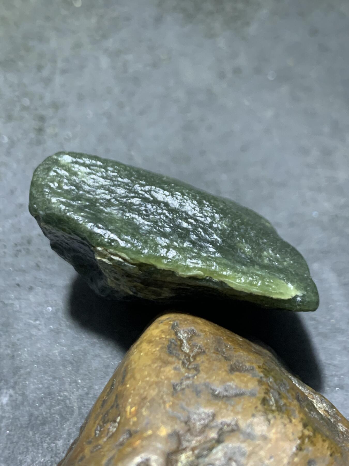 新疆戈壁风化纹和田玉青玉原石一颗