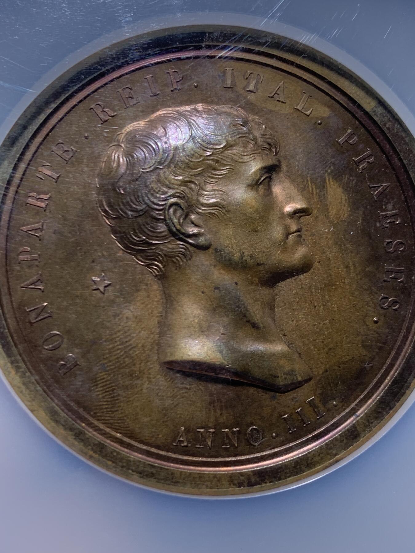 《竞宝斋》第447场 周日，周一，2场连拍 （全场包邮） NGC MS62BN 法国1800年拿破仑纪念阿尔卑斯山共和国复辟大铜章，冠军分，巴黎造币厂原铸60毫米超大型铜章，非常稀少的品种。加大加厚盒