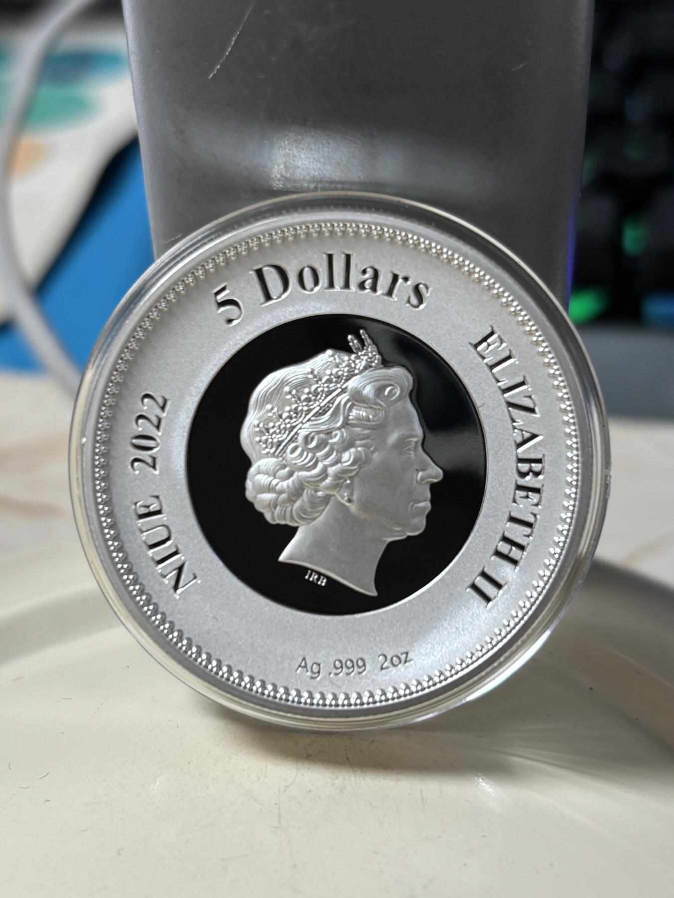 第186期拍卖 纽埃2022年怀念伊丽莎白女王2盎司加厚高浮雕银币原盒证书，发行量700枚，999银