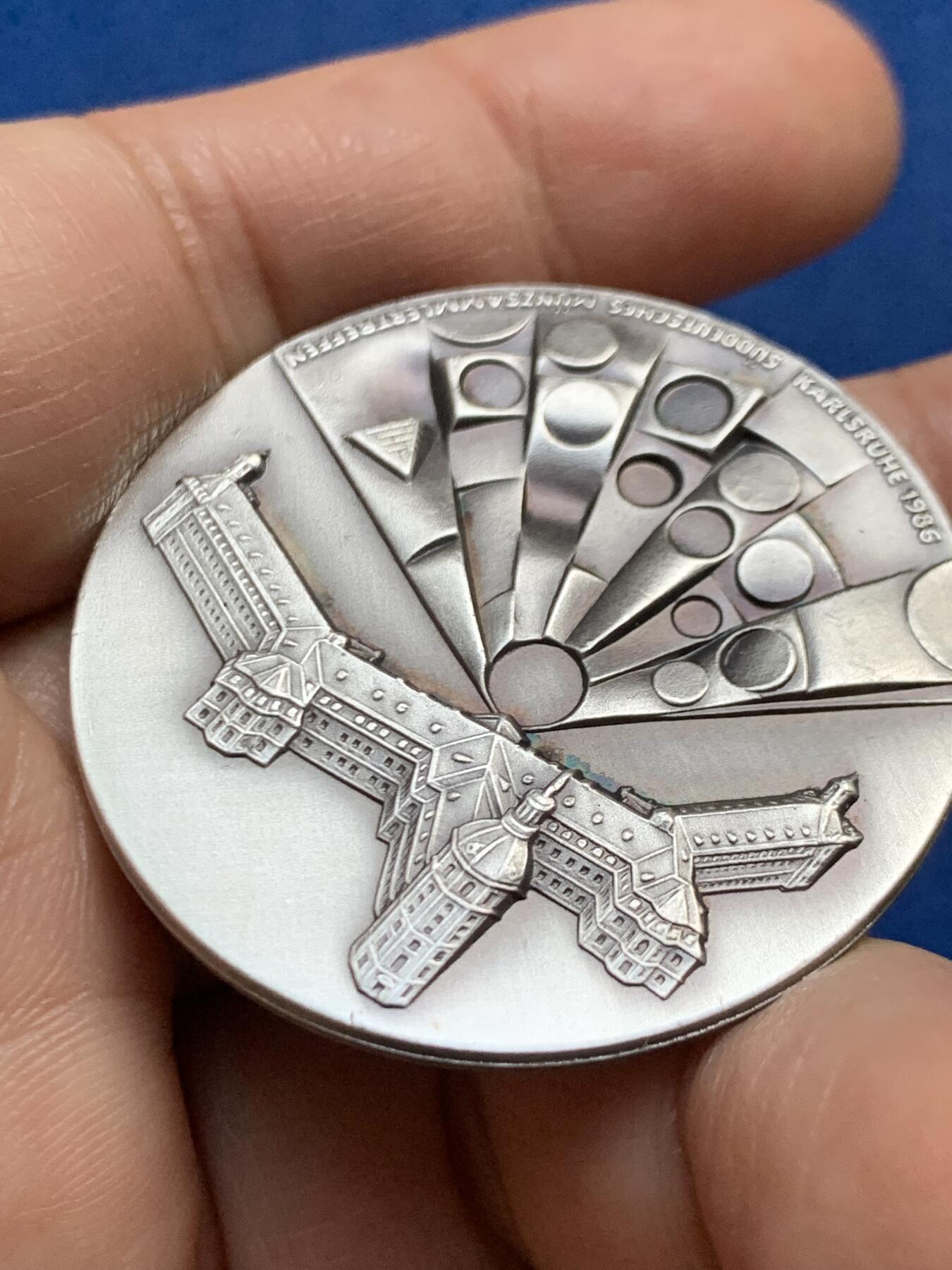 《竞宝斋》第447场 周日，周一，2场连拍 （全场包邮） 德国巴登地区货币历史纪念纯银银章 该章上环绕着多枚小型仿古钱币浮雕，这些是历史上巴登地区流通的货币样式，展示了该地区货币发展的多样性与历史脉络。35.3克，40.2mm，带边铭，双面高浮雕。