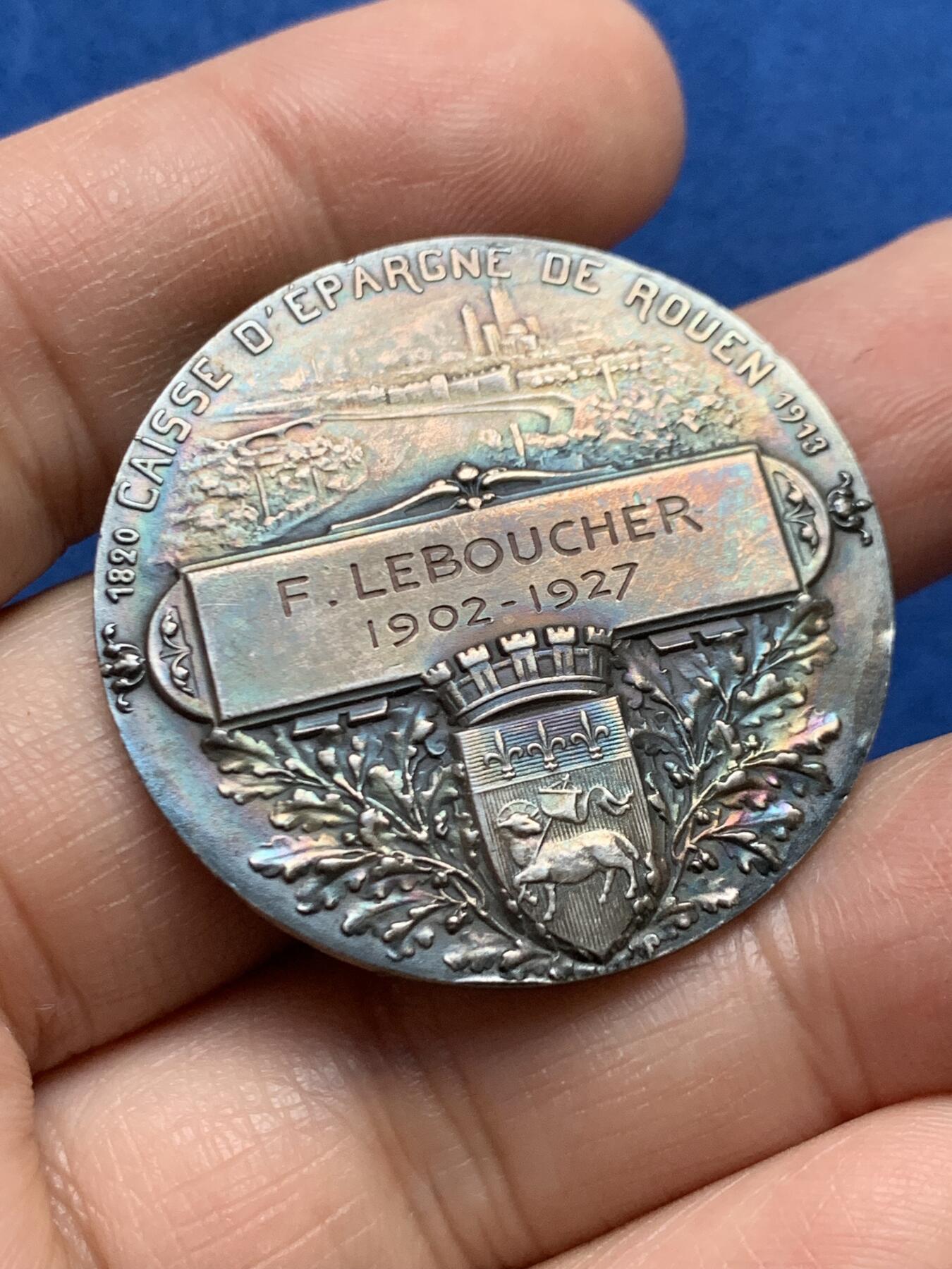 《竞宝斋》第447场 周日，周一，2场连拍 （全场包邮） 法国鲁昂储蓄银行银质奖章 37.5mm 21.8克 丰饶角银标 带盒  正面：女神与天使；背面：鲁昂城市景观。