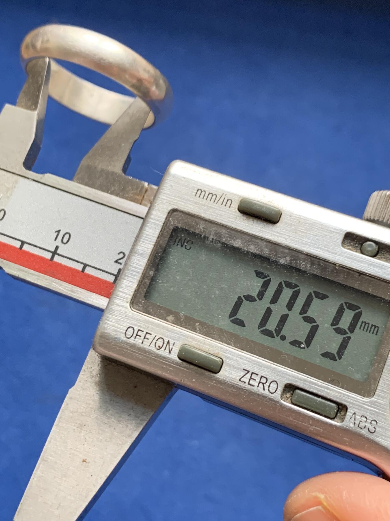 《竞宝斋》第447场 周日，周一，2场连拍 （全场包邮） 银质素戒一枚 重约7.05克 直径约25.1mm