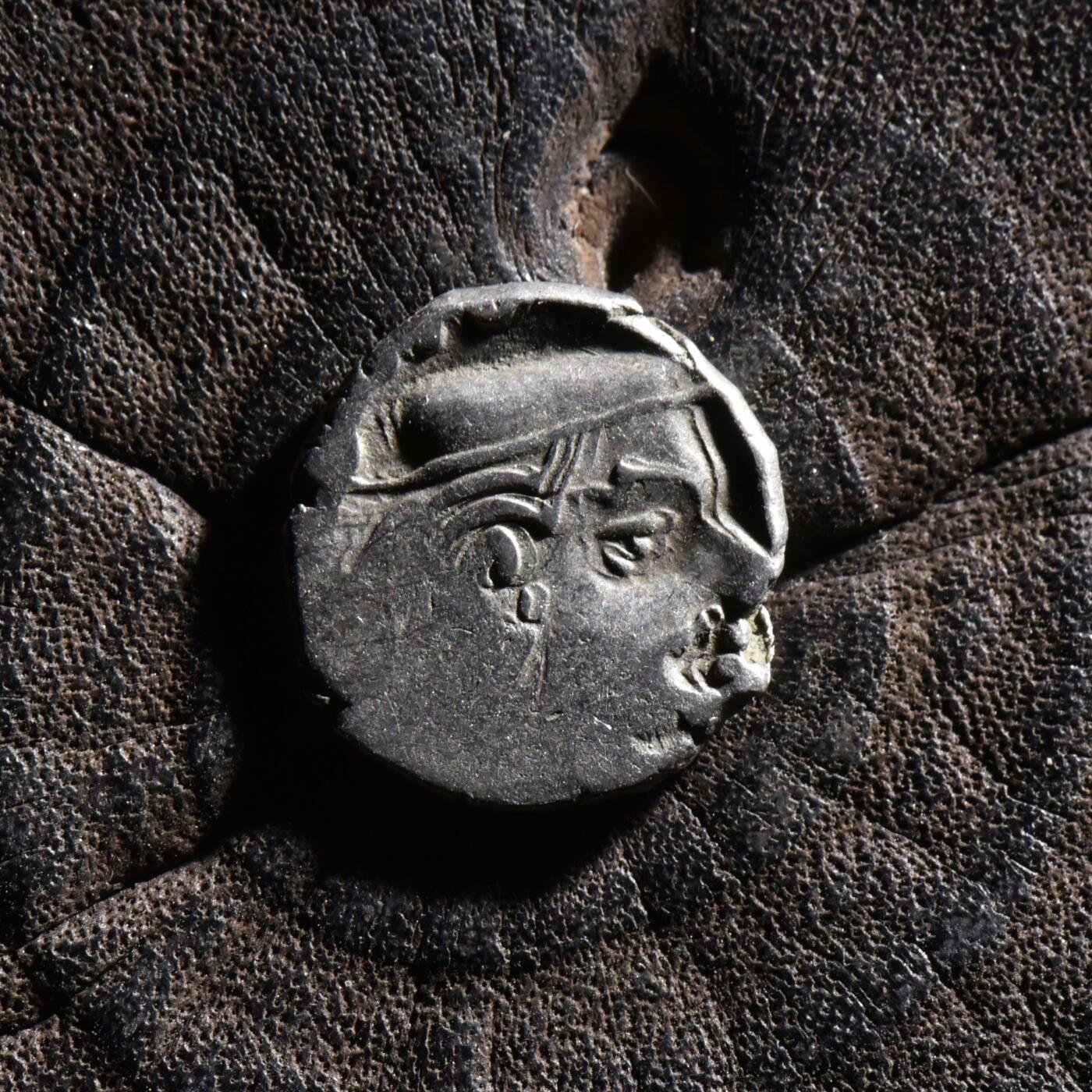 【良泉】【元旦直播场】1月1日晚19.30点开拍！208组西方古代钱币、日本朝鲜花钱 公元3世纪【西郡太守】西萨特拉普王朝，婆罗米文，背三拱佛丘、星月银币，2.04克