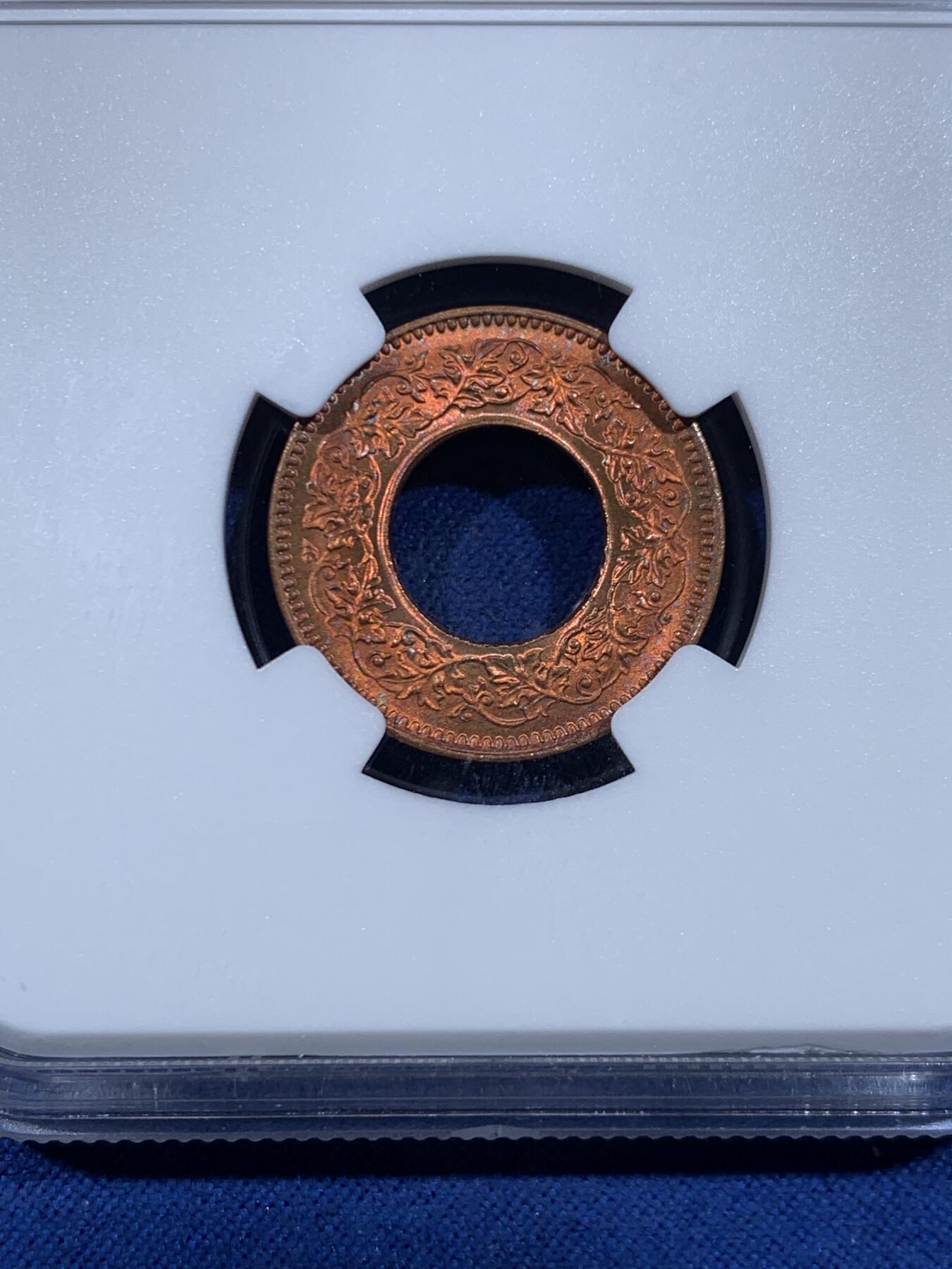 《竞宝斋》第447场 周日，周一，2场连拍 （全场包邮） NGC MS66RB 英属印度 1943年 1PICE 中孔铜币 冠军分