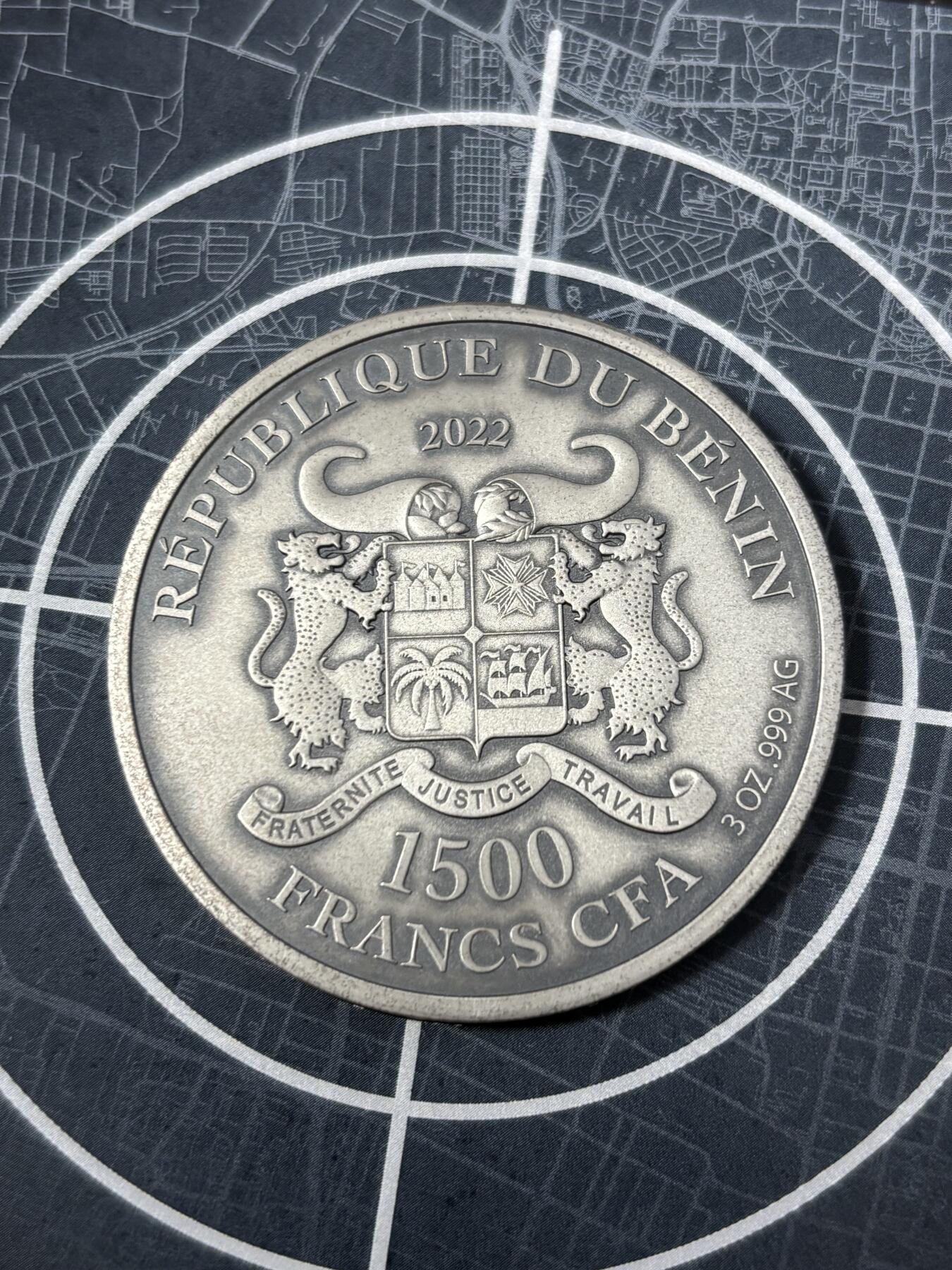 第186期拍卖 贝宁2022年城市猎人系列猎鹰3盎司仿古彩银币，999银，发行750枚