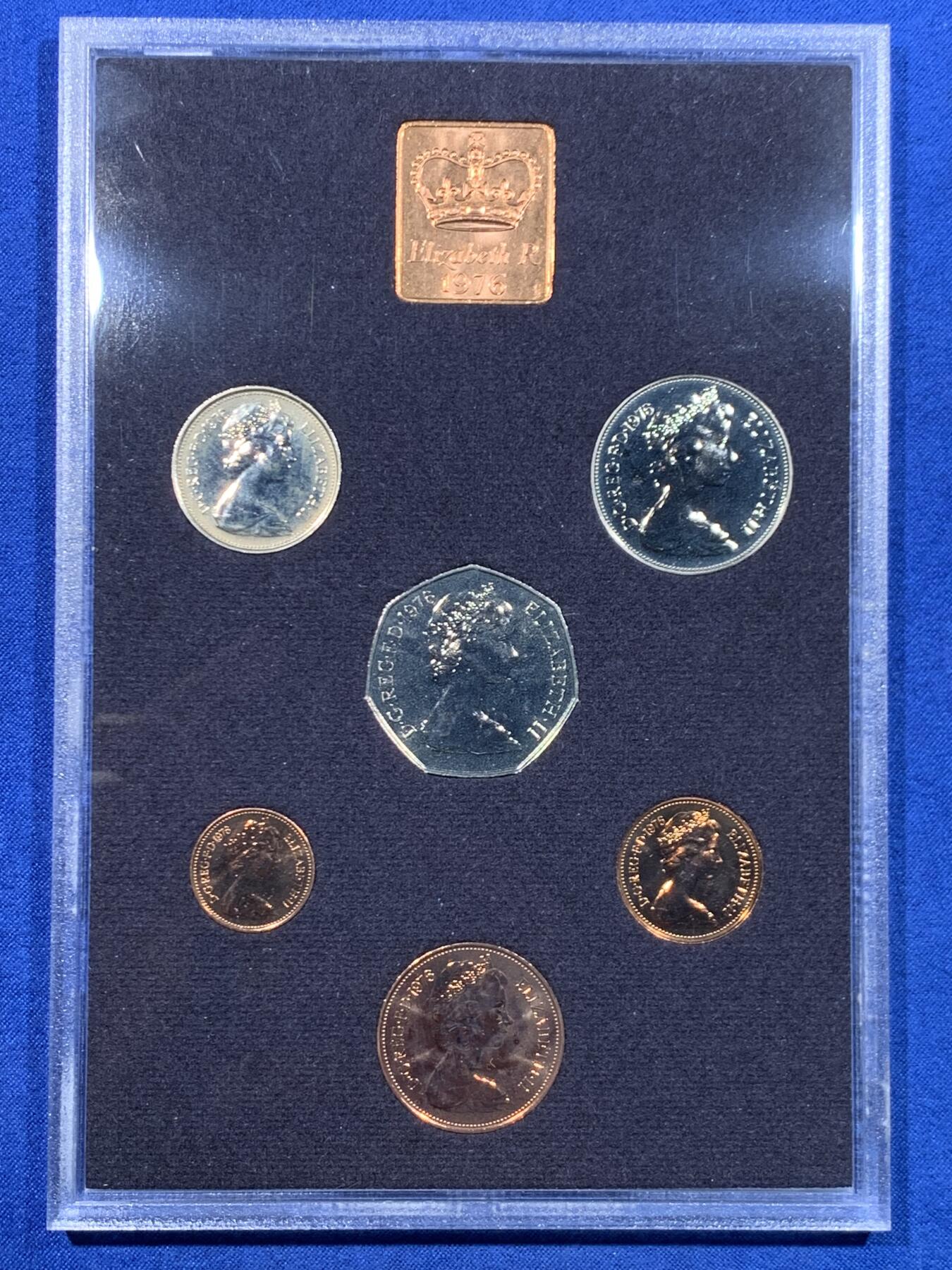 《竞宝斋》第447场 周日，周一，2场连拍 （全场包邮） 英国1976年 精制套币 6枚币和1枚章 状态很美 细节见图