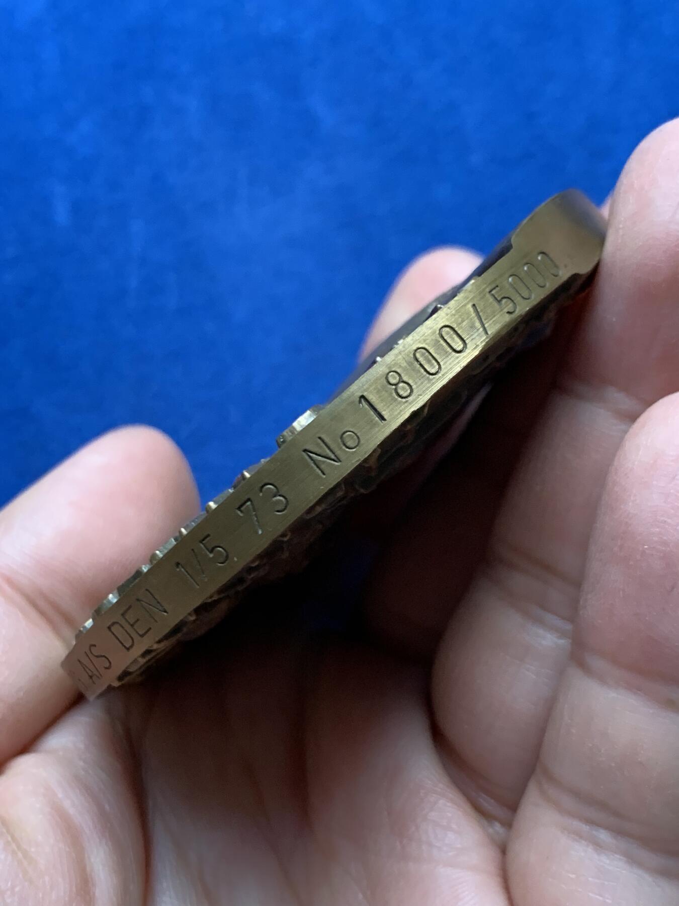 《竞宝斋》第447场 周日，周一，2场连拍 （全场包邮） 冰岛 1973年 纪念铜章 韦斯特曼纳半岛火山喷发纪念 244.2g 69.8mm 边铭刻字 细节见图