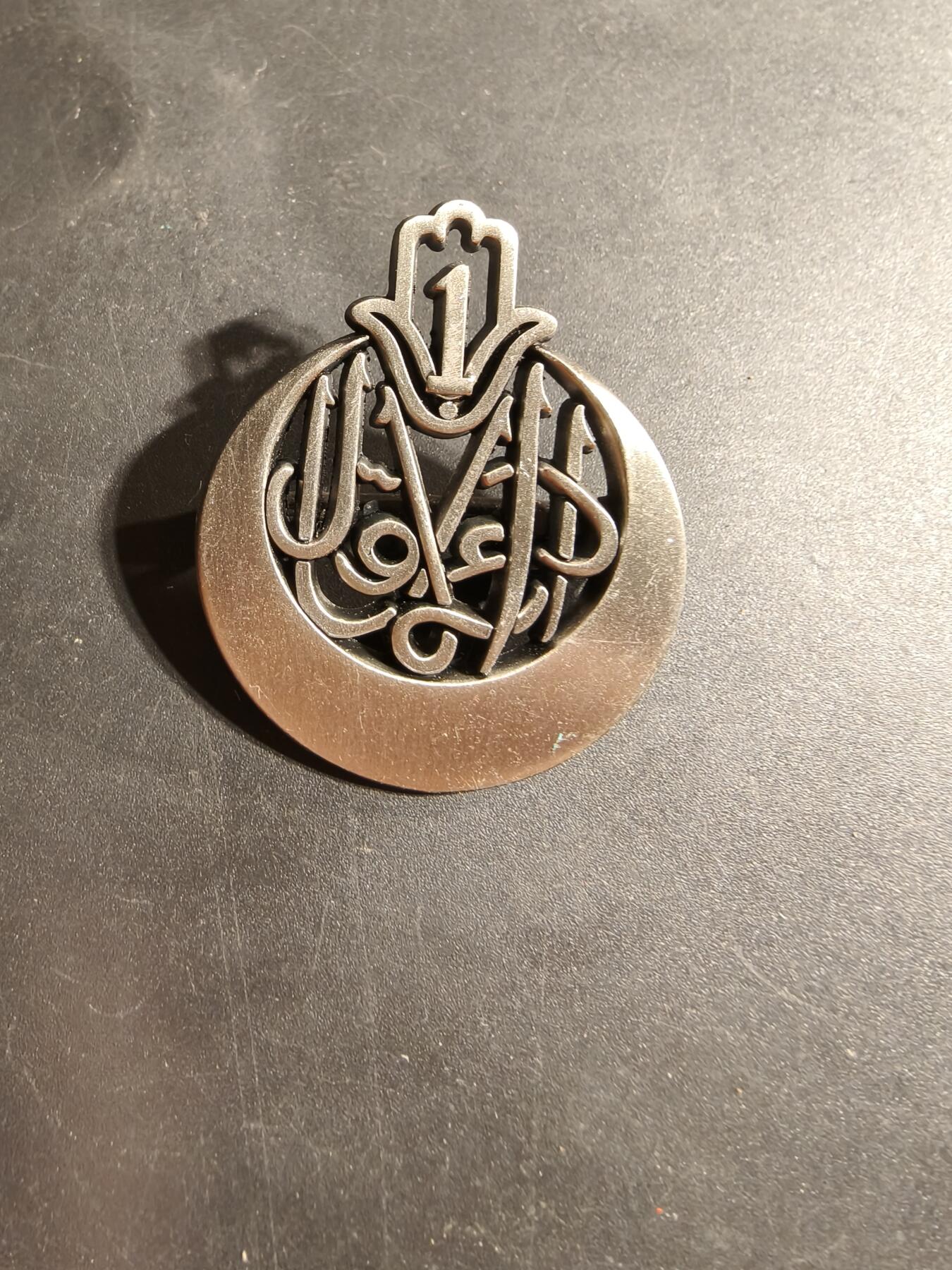 老王徽章第169期 法国陆军第1阿尔及利亚步枪团证章      该团于1856年由两个阿尔及尔营组成。 1994年，该团被重组为现在的法国陆军第一步兵团 (1er RTir)，并继承了非洲军团的传统。