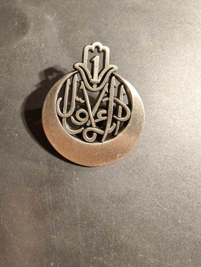 老王徽章第169期 - 法国陆军第1阿尔及利亚步枪团证章      该团于1856年由两个阿尔及尔营组成。 1994年，该团被重组为现在的法国陆军第一步兵团 (1er RTir)，并继承了非洲军团的传统。