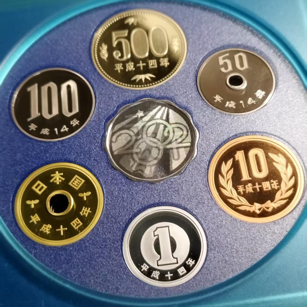 长老汇蛇年精选第八十一场拍卖 日本2002年 精制纪念套币，含6币1章，盒证齐全，银章重7克，999银，采用潜象技术，图案会随着角度变化而变化。银章银价90+