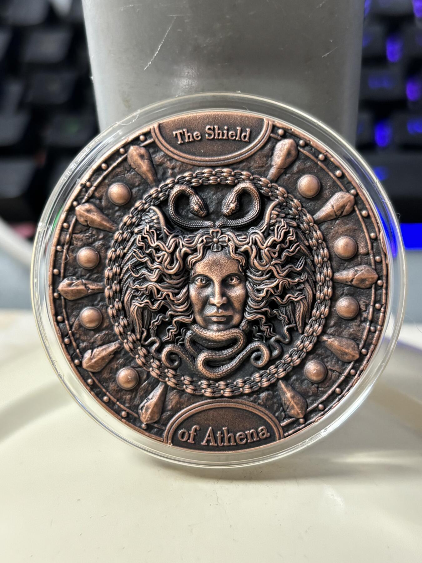 第186期拍卖 纽埃2022年战神之盾系列(1)–雅典娜神盾–美杜莎之盾超高精浮雕镀铜仿古纪念银币.2盎司,999银镀铜，发行500枚