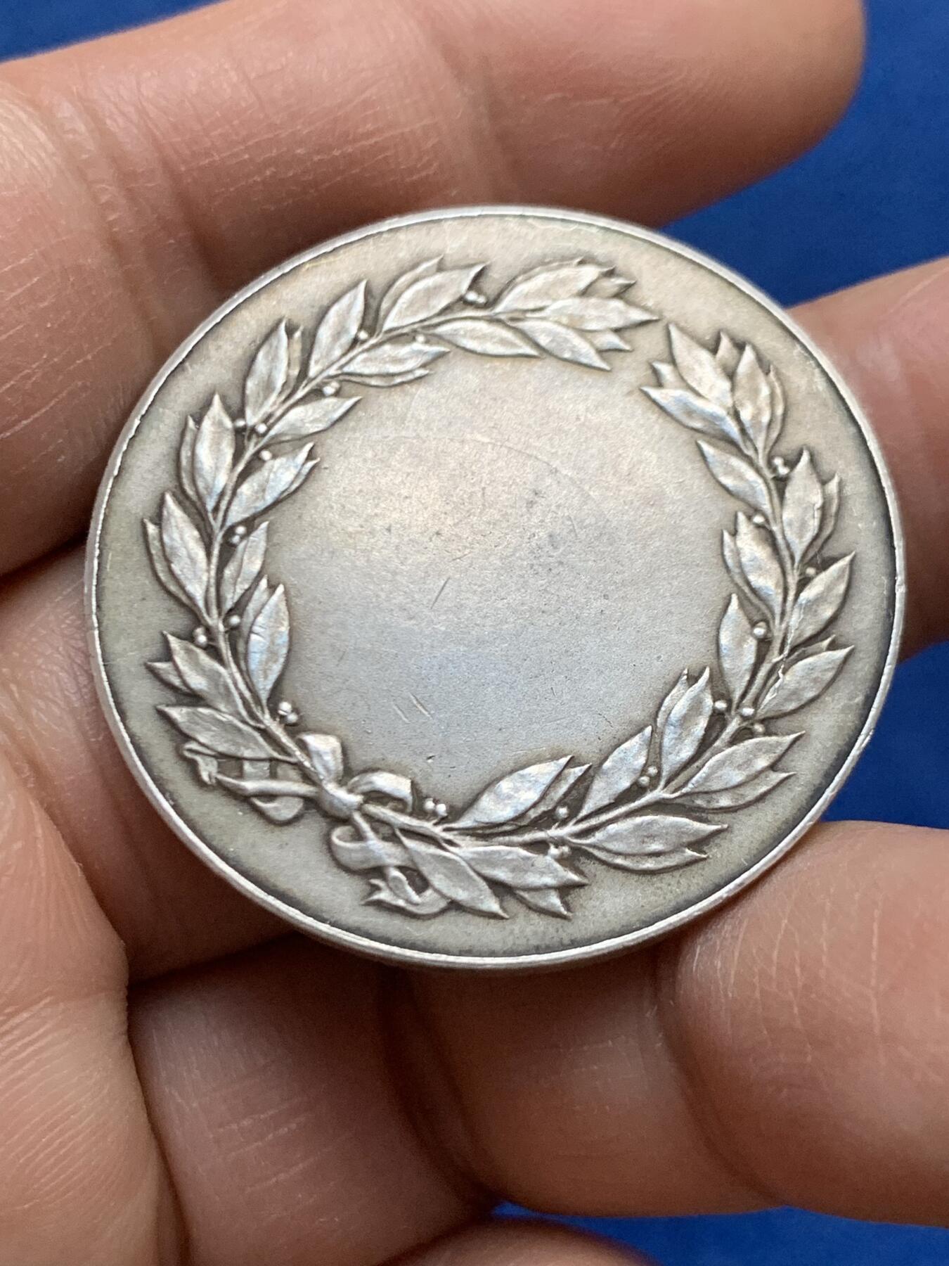 《竞宝斋》第447场 周日，周一，2场连拍 （全场包邮） 法国19世纪城市人寿保险公司纪念银章，城堡王冠图，丰饶角1AR边铭，20.8克，36.2mm