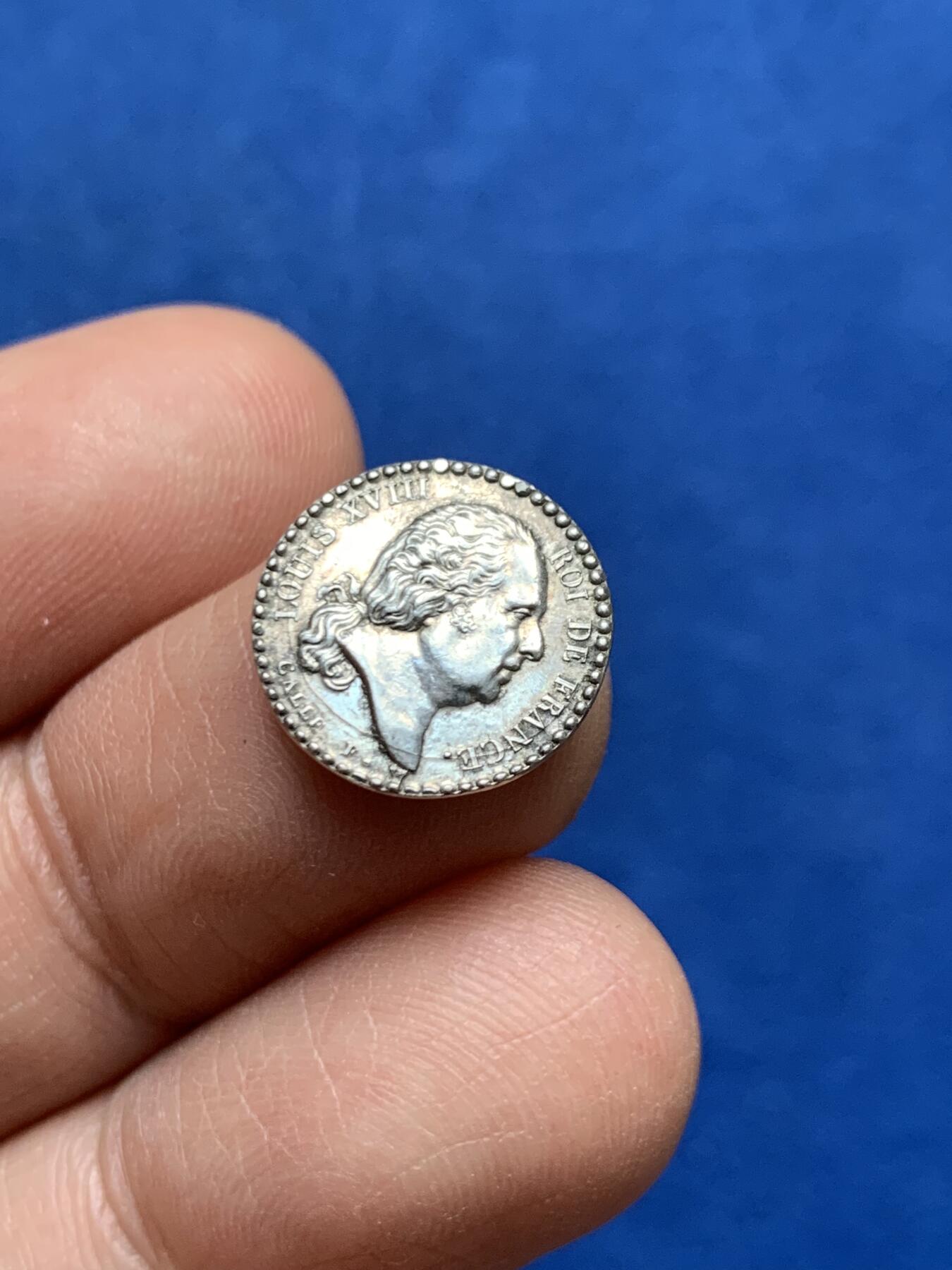 《竞宝斋》第447场 周日，周一，2场连拍 （全场包邮） 贝里公爵及公爵夫人婚礼纪念小银章 1.7克 14mm 正面路易十八头像 带边铭