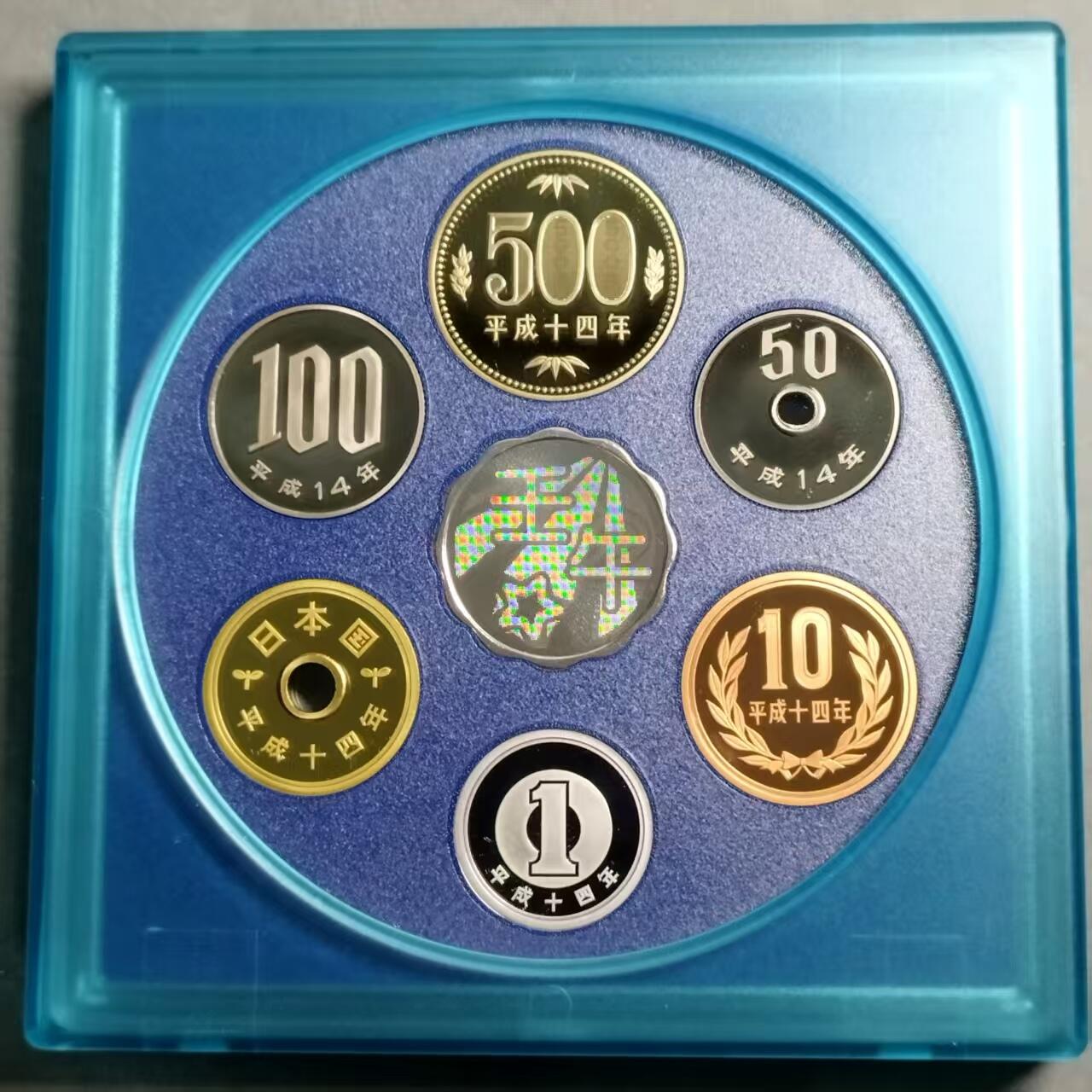 长老汇蛇年精选第八十一场拍卖 日本2002年 精制纪念套币，含6币1章，盒证齐全，银章重7克，999银，采用潜象技术，图案会随着角度变化而变化。银章银价90+