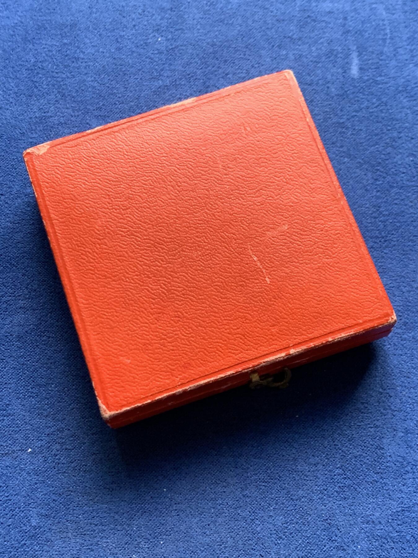 《竞宝斋》第447场 周日，周一，2场连拍 （全场包邮） 法国 玛丽安娜教育银章 43克 44.6mm 丰饶角1银标 少见磨砂雕塑工艺 超高浮雕 背面三个儿童环绕在教师形象玛丽安娜身旁 带原盒