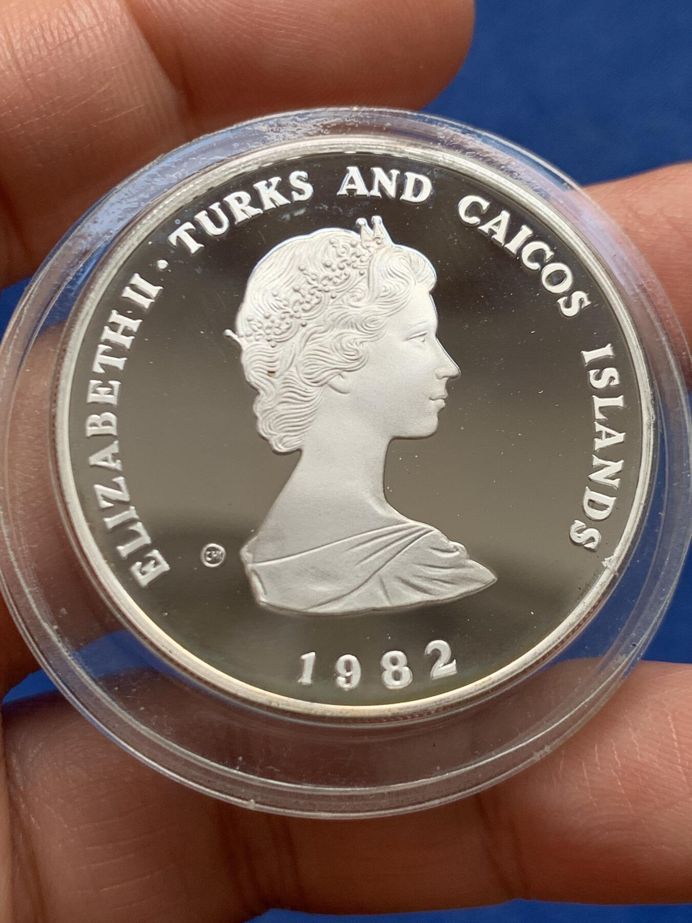 《竞宝斋》第447场 周日，周一，2场连拍 （全场包邮） 特克斯和凯科斯群岛1982年世界杯足球赛10克朗银币 925银 23.28克