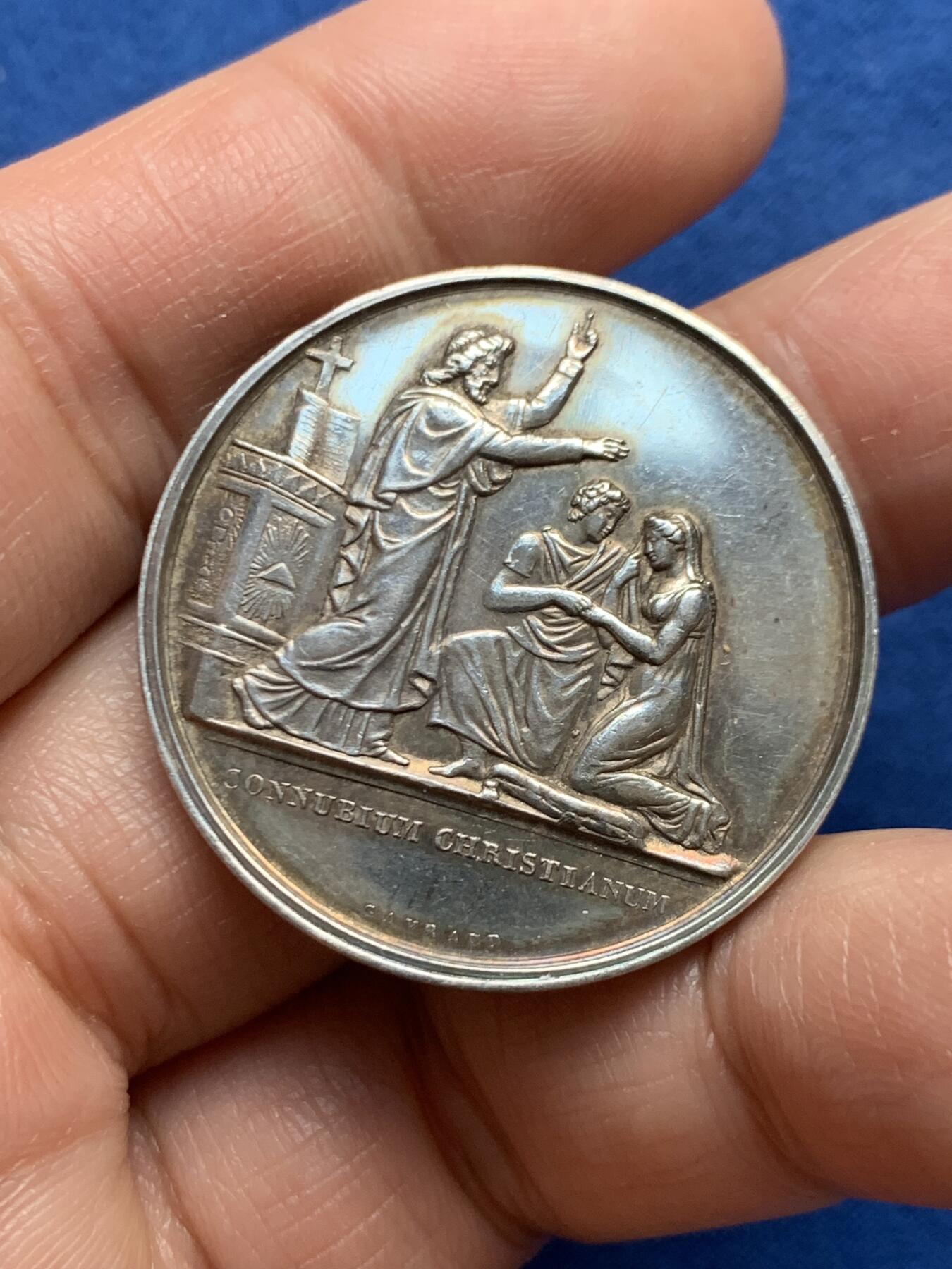 《竞宝斋》第447场 周日，周一，2场连拍 （全场包邮） 法国银质婚章 15.5克 33.3mm 蜜蜂银标边铭 背面无刻字