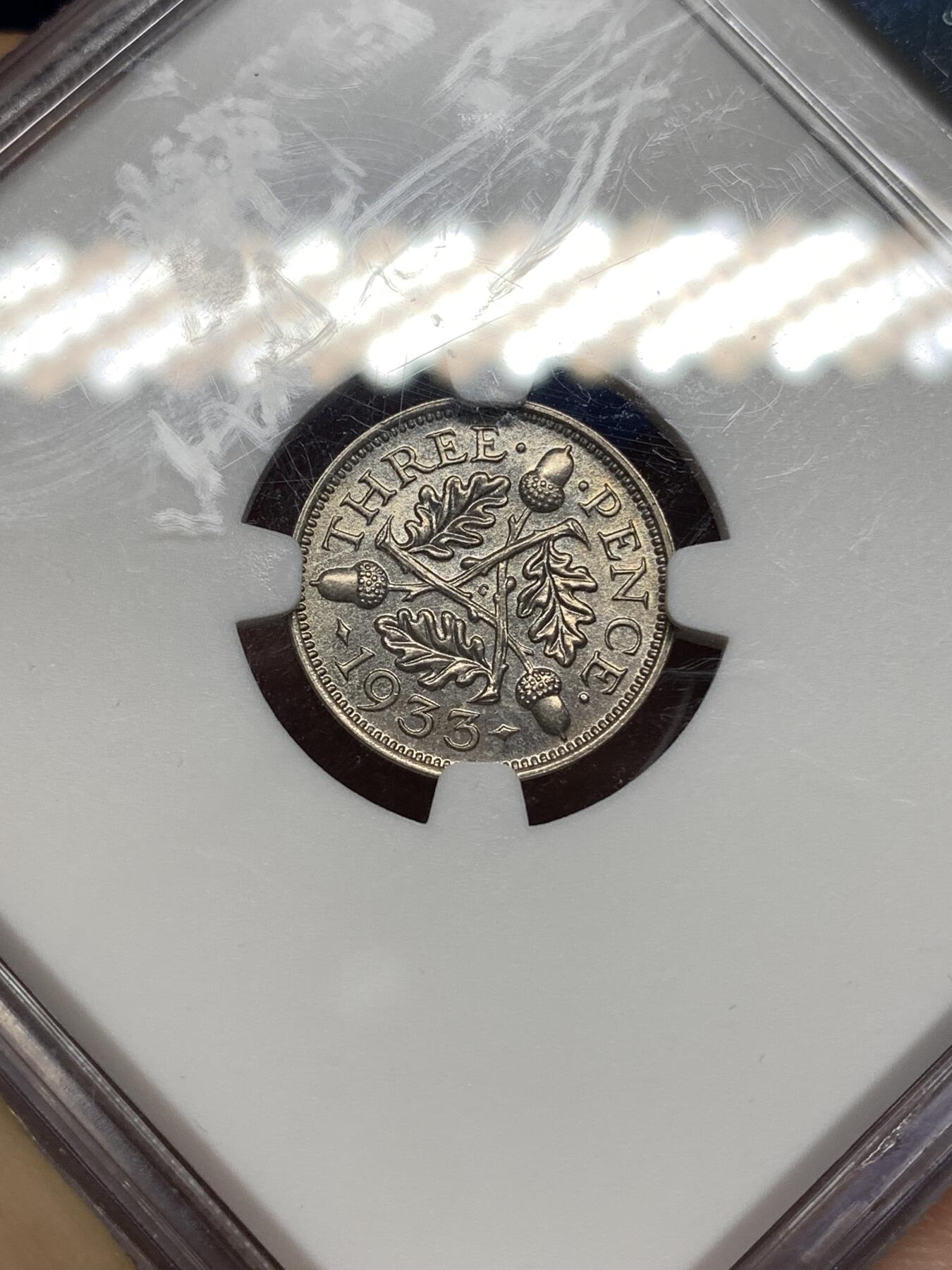 《竞宝斋》第447场 周日，周一，2场连拍 （全场包邮） NGC MS64 英国1933年3便士银币 品种常见 可是好品难得 亚军分 适合入手 盒子背面有模糊