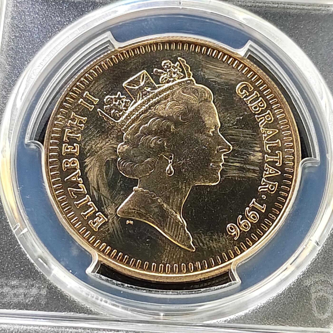 【全场包邮】纯粹捡漏拍487场（免费代拍第24场） 【收藏级·冠军分】直布罗陀1996年5镑伊丽莎白二世女王70大寿纪念币-PCGS MS65