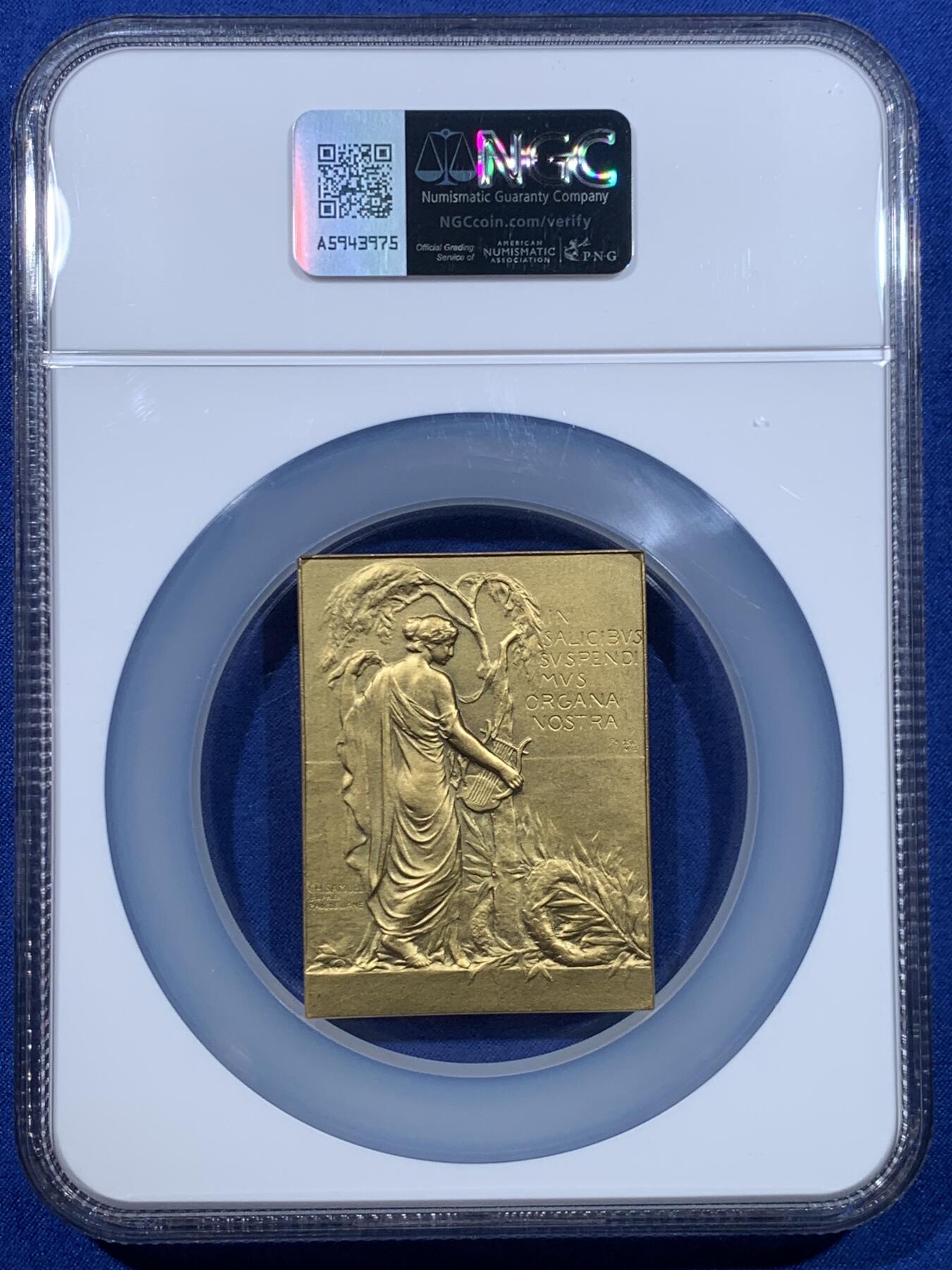 《竞宝斋》第447场 周日，周一，2场连拍 （全场包邮） NGC MS65  超高分 比利时 1908 新艺术镀金大铜章 音乐家奥古斯特·赫法尔特 加大加厚盒。大师SAMUEL作品，百年古董原版，此章发行量稀少，实物精美。加大加厚盒