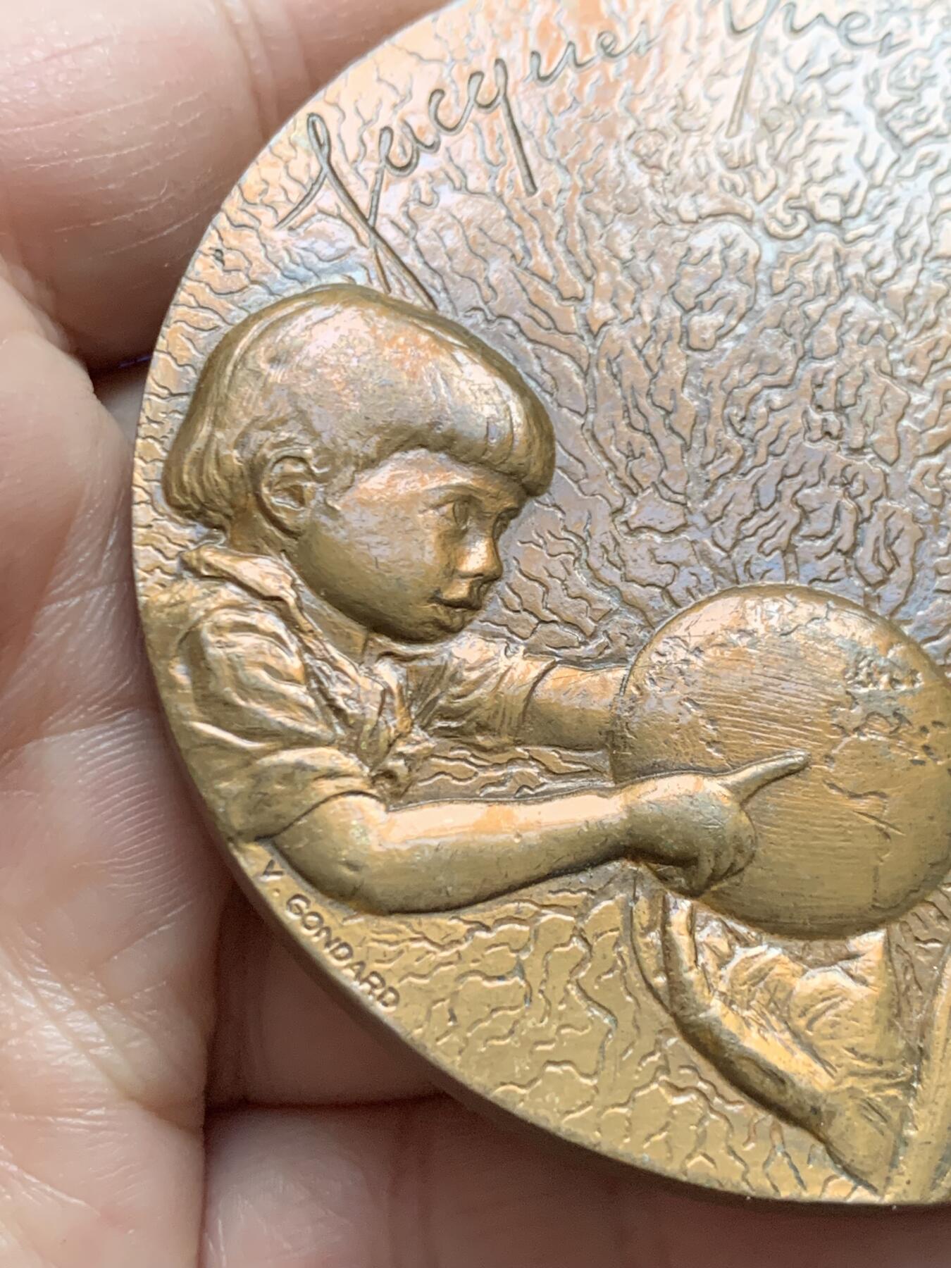 《竞宝斋》第447场 周日，周一，2场连拍 （全场包邮） 法国环保主题大铜章，直径72MM，193.4g ，丰饶角铜标，品相如图。背面有粘连痕迹