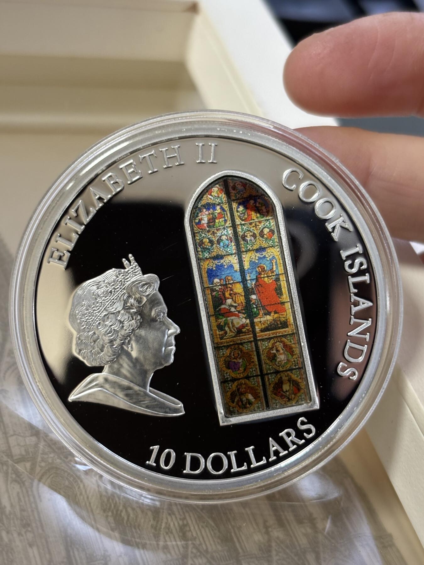 第186期拍卖 库克2010年天堂之窗科隆大教堂镶玻璃纪念银币，999银，50克，发行2000枚，没有外面纸套，有丝痕