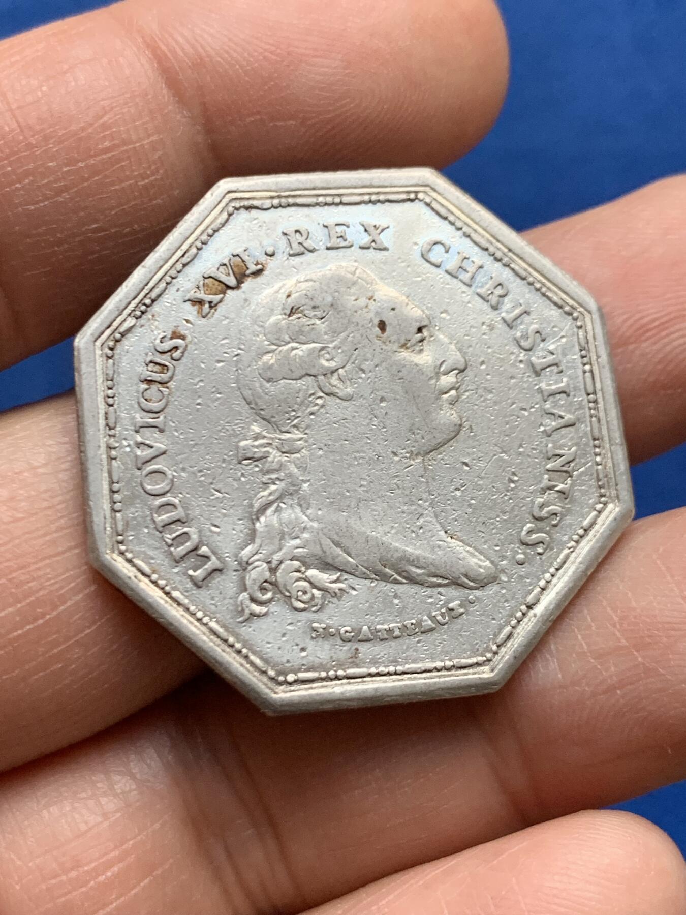 《竞宝斋》第447场 周日，周一，2场连拍 （全场包邮） 法国1775年路易十六马赛港口景观八角银章，原铸无边铭，早期八角少见，33.3mm，16.85克