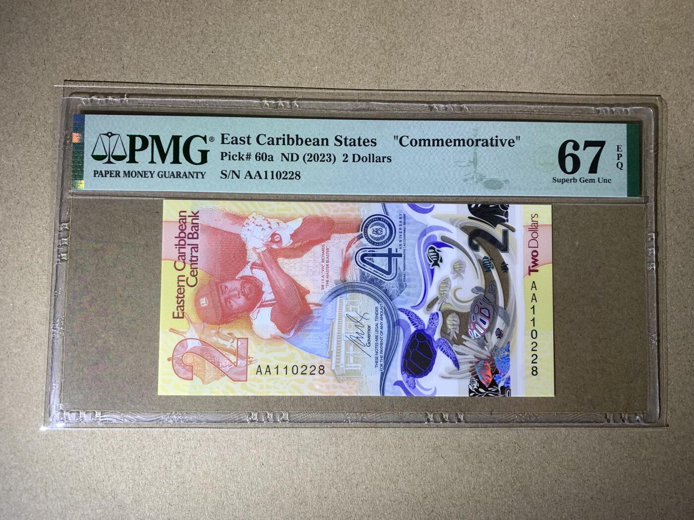 【礼羽收藏】🌏世界钱币拍卖第118期 【AA110228】全新UNC 2023年东加勒比2面值塑料纪念钞 AA首发冠 无3457尾228 朦胧号 朦胧王 PMG67 高分靓号 难出分品种
