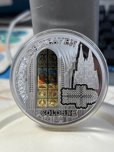 第186期拍卖 - 库克2010年天堂之窗科隆大教堂镶玻璃纪念银币，999银，50克，发行2000枚，没有外面纸套，有丝痕