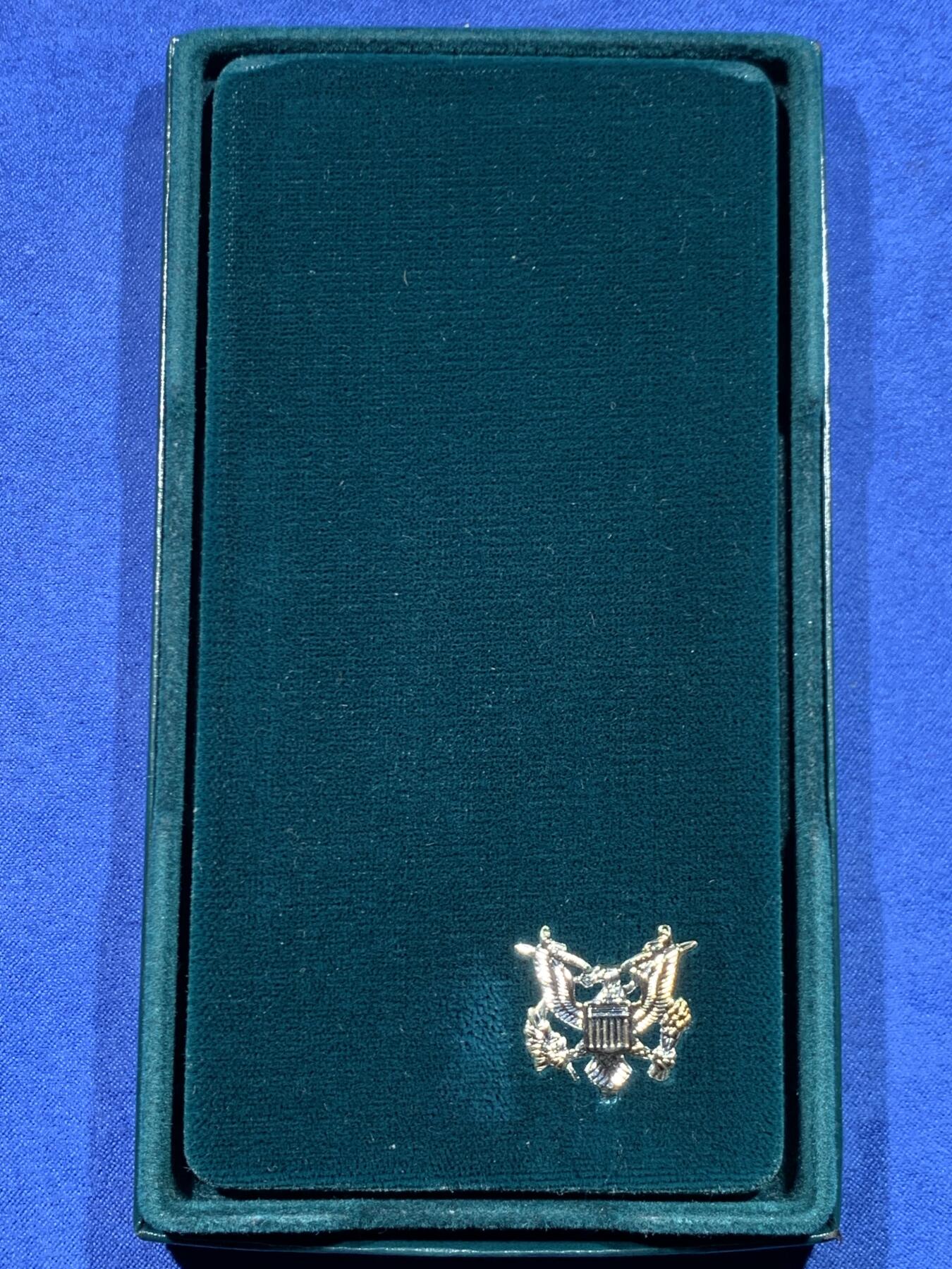 《竞宝斋》第447场 周日，周一，2场连拍 （全场包邮） 美国1991年朝鲜战争终战38周年纪念精制银币 原盒 原证 重26.7克，精制银币 非常见普制银币，正面朝鲜战场上的美国海陆空军 背面朝鲜半岛地图和38线，很有意义