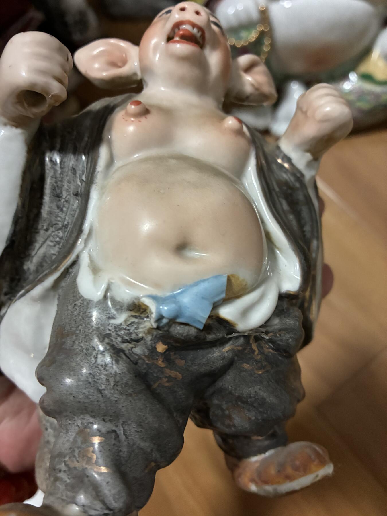 567景德镇猪八戒彩瓷像摆件腰带处有伤