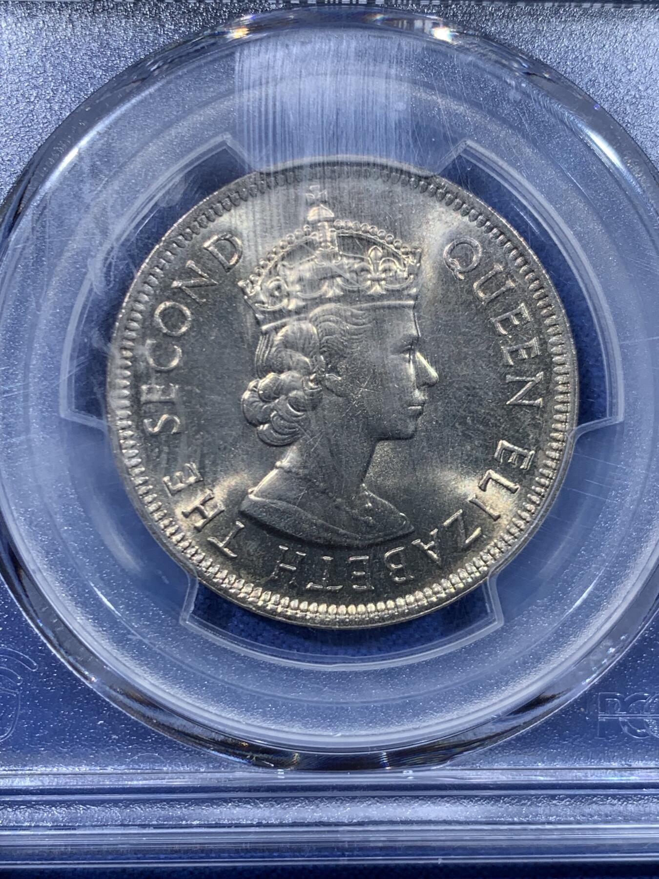 《竞宝斋》第447场 周日，周一，2场连拍 （全场包邮） PCGS MS64 中国香港1975年港币1元，大饼币，黄油光，分数好。盒子模糊了，细节见图。