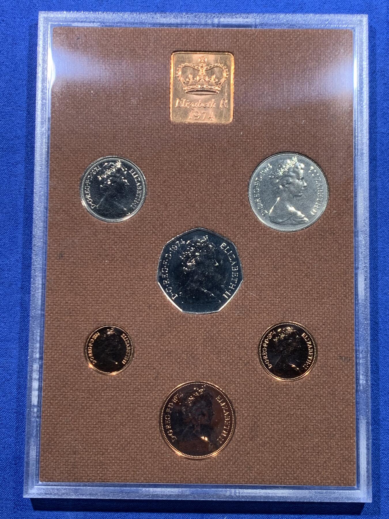 《竞宝斋》第447场 周日，周一，2场连拍 （全场包邮） 英国1974年 精制套币 6枚币和1枚章 保存得很好 细节见图