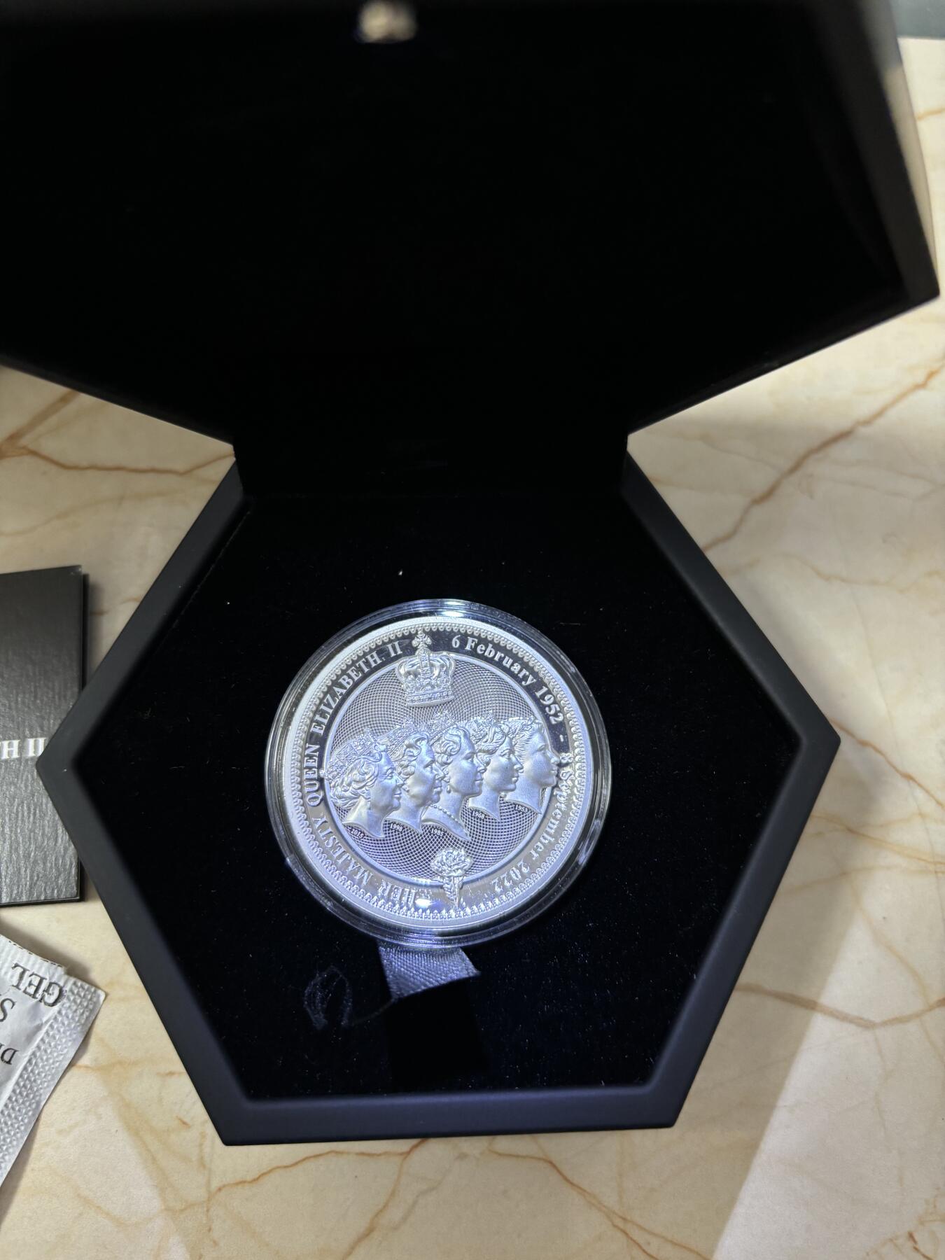 第186期拍卖 纽埃2022年怀念伊丽莎白女王2盎司加厚高浮雕银币原盒证书，发行量700枚，999银