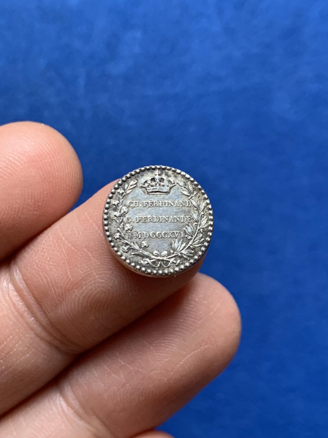 《竞宝斋》第447场 周日，周一，2场连拍 （全场包邮） 贝里公爵及公爵夫人婚礼纪念小银章 1.7克 14mm 正面路易十八头像 带边铭