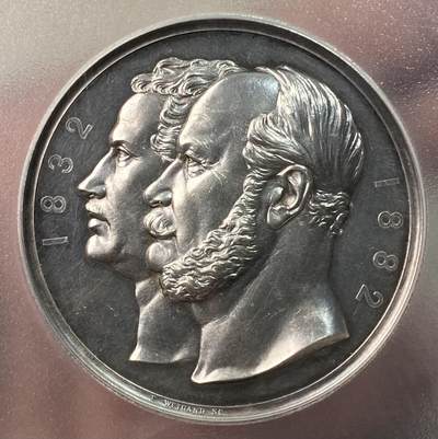 万国钱币拍卖第057期（万国冬季大拍） - PCGS SP62 1882年德国普鲁士大银章，西里西亚赛马俱乐部成立50周年纪念，50.6mm，PC官网封面广告章。镜面底板，亮银超高浮雕。精湛的德国工艺。实物非常漂亮，观感极佳。正面:普鲁士国王腓特烈·威廉四世和威廉一世肖像，1832-1882。背面:坐姿德意志女神日耳曼妮娅，右手拿胜利桂冠，左手扶德意志帝国鹰盾。背景的城市景观，草原上飞奔的骑手和赛马。女神大银章，热门品种。