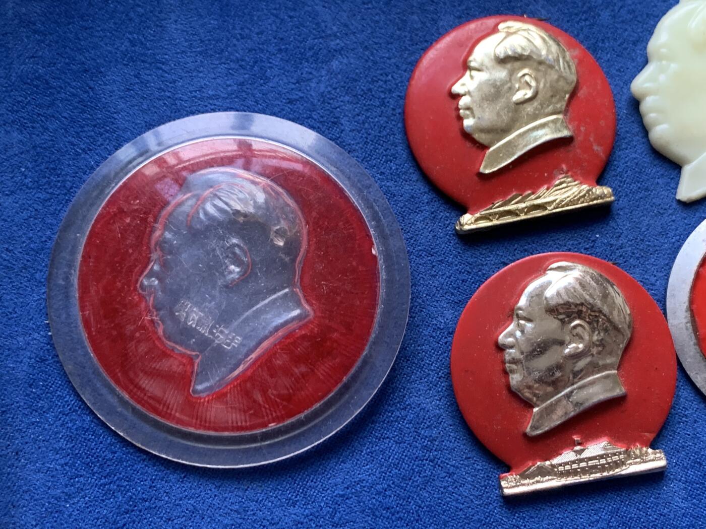 《竞宝斋》第447场 周日，周一，2场连拍 （全场包邮） 五枚一组 毛主席胸章 细节见图