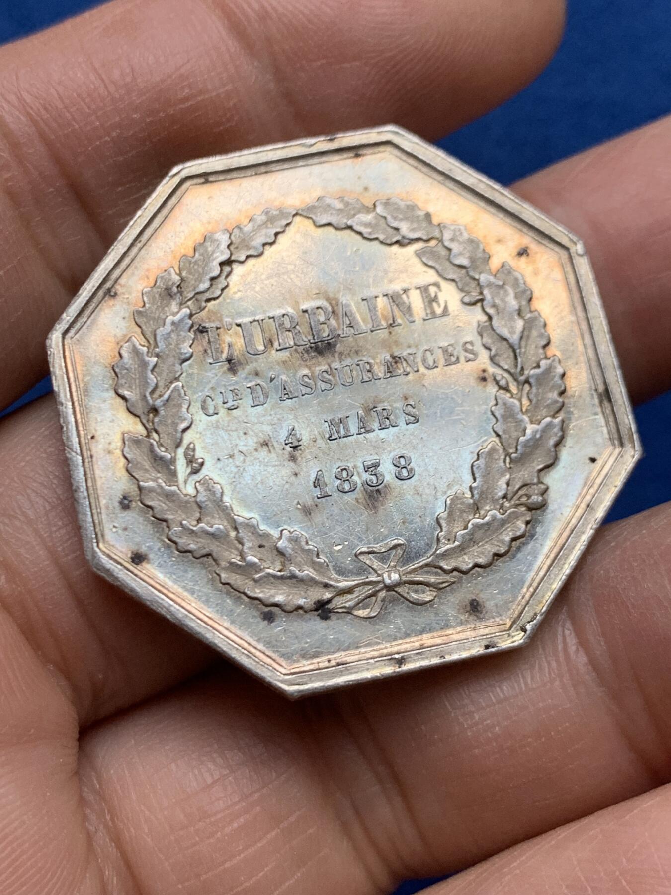 《竞宝斋》第447场 周日，周一，2场连拍 （全场包邮） 法国1838年城市人寿保险公司八角银章，城堡王冠图，丰饶角AR边铭，35mm，22.35克