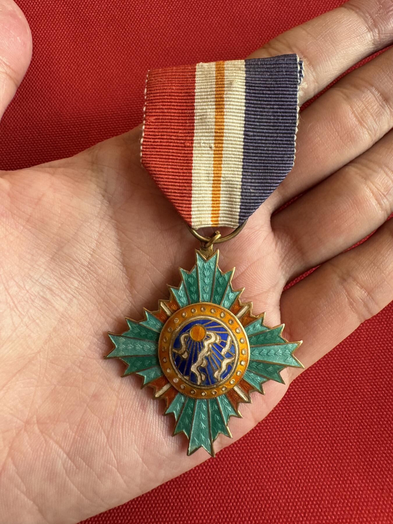 五哥徽章群   14号周日晚上八点4群联拍 银章