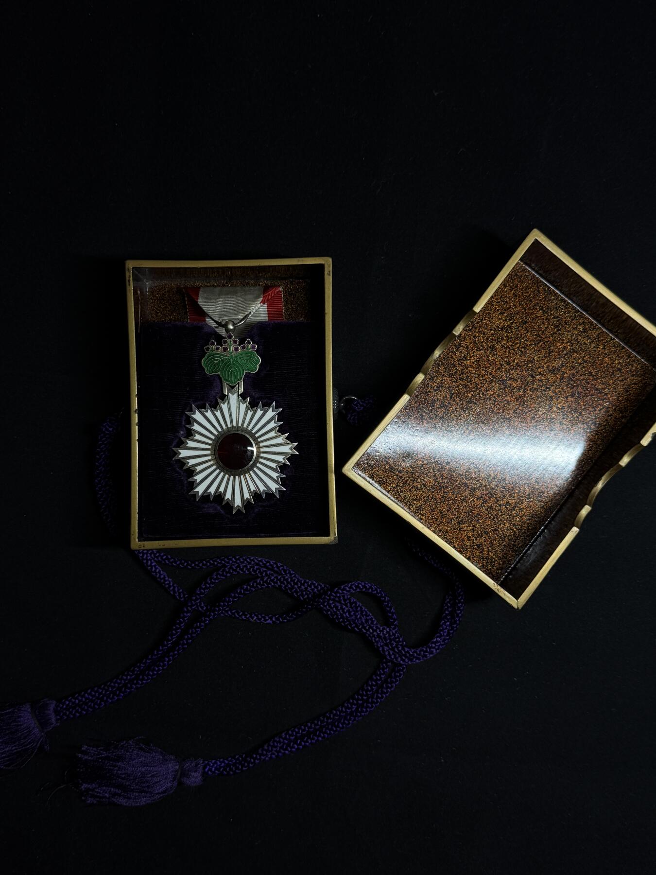 欢庆元旦！戎马世界章牌大赏第109期元旦大拍 勋五等旭日章，非常少见的外事版，明治末至大正早期， 正面六点钟珐琅有小裂纹 背面10点白色珐琅有修补，带双拼勋略