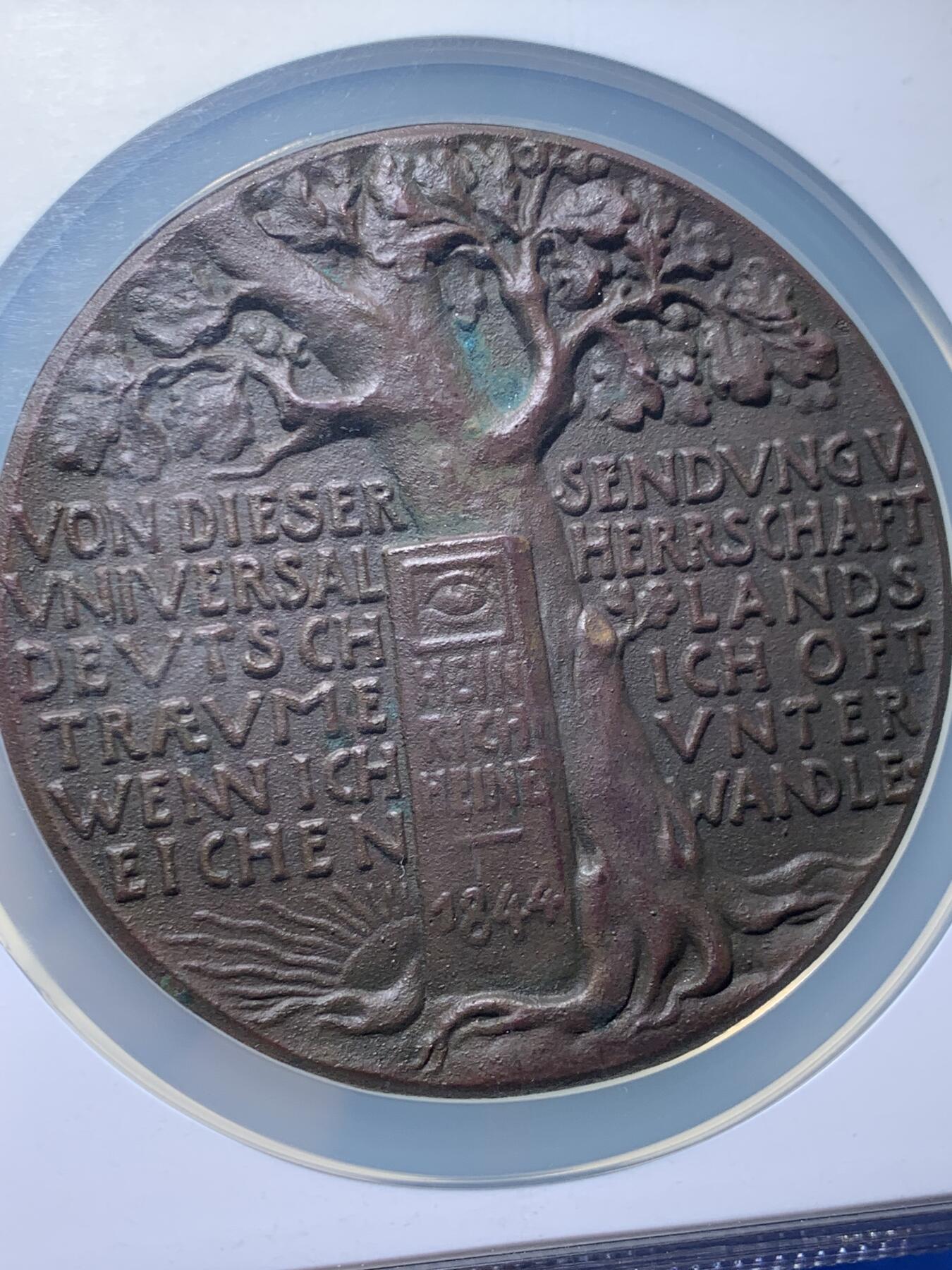 《竞宝斋》第447场 周日，周一，2场连拍 （全场包邮） NGC MS63 德国1918年庆祝元旦新年纪念大铜章 卡尔哥茨名家作品 此时距一战开战已第三个年头，背面书：整个欧洲，整个世界，整个世界都将成为德国！第二年德国战败投降在法国凡尔赛的一节火车车厢内签订著名的《凡尔赛合约》。加大加厚盒