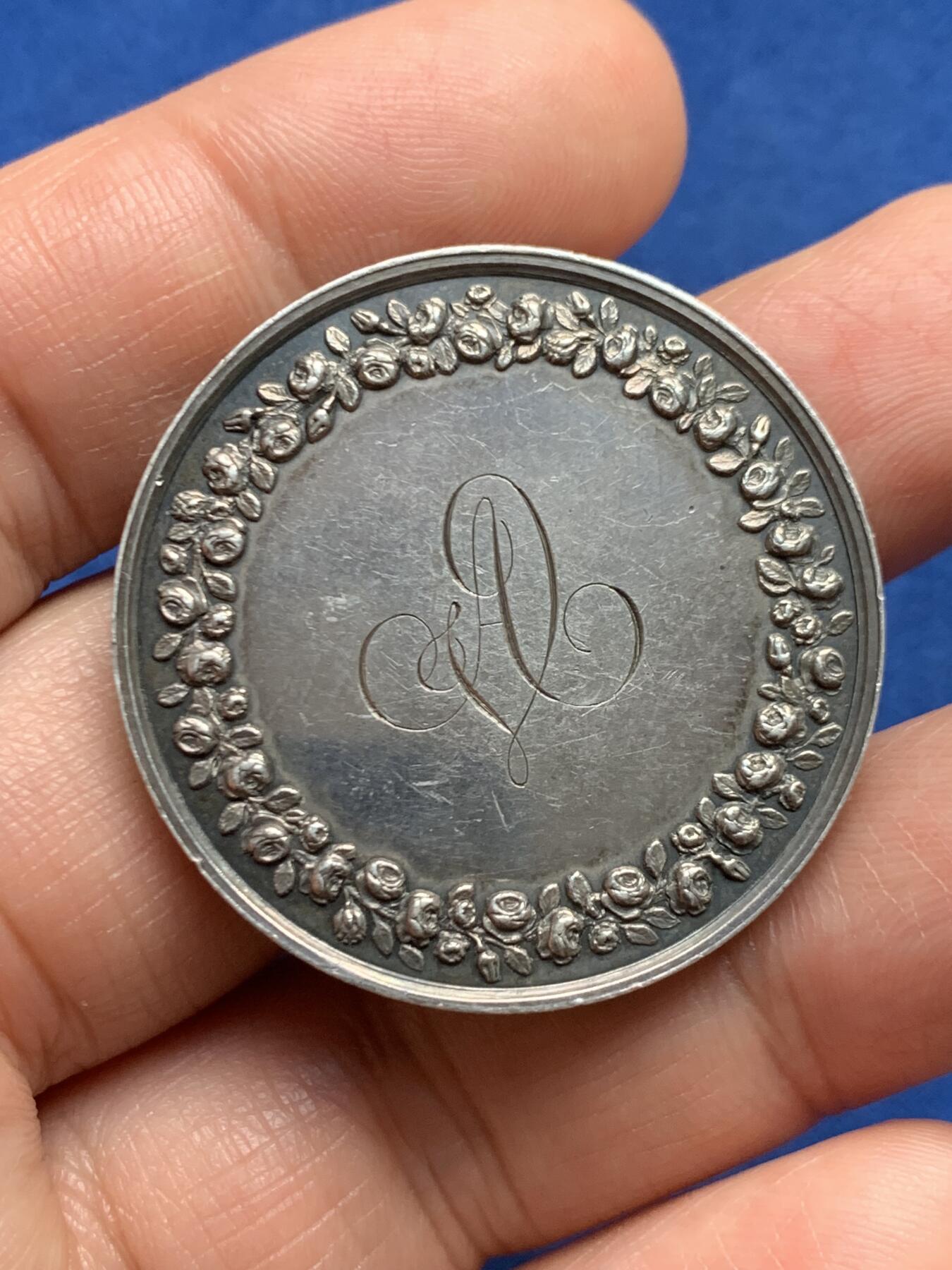 《竞宝斋》第447场 周日，周一，2场连拍 （全场包邮） 法国结婚纪念银章 22.25克 36.4mm 1854 手指银标 背面花体字好看