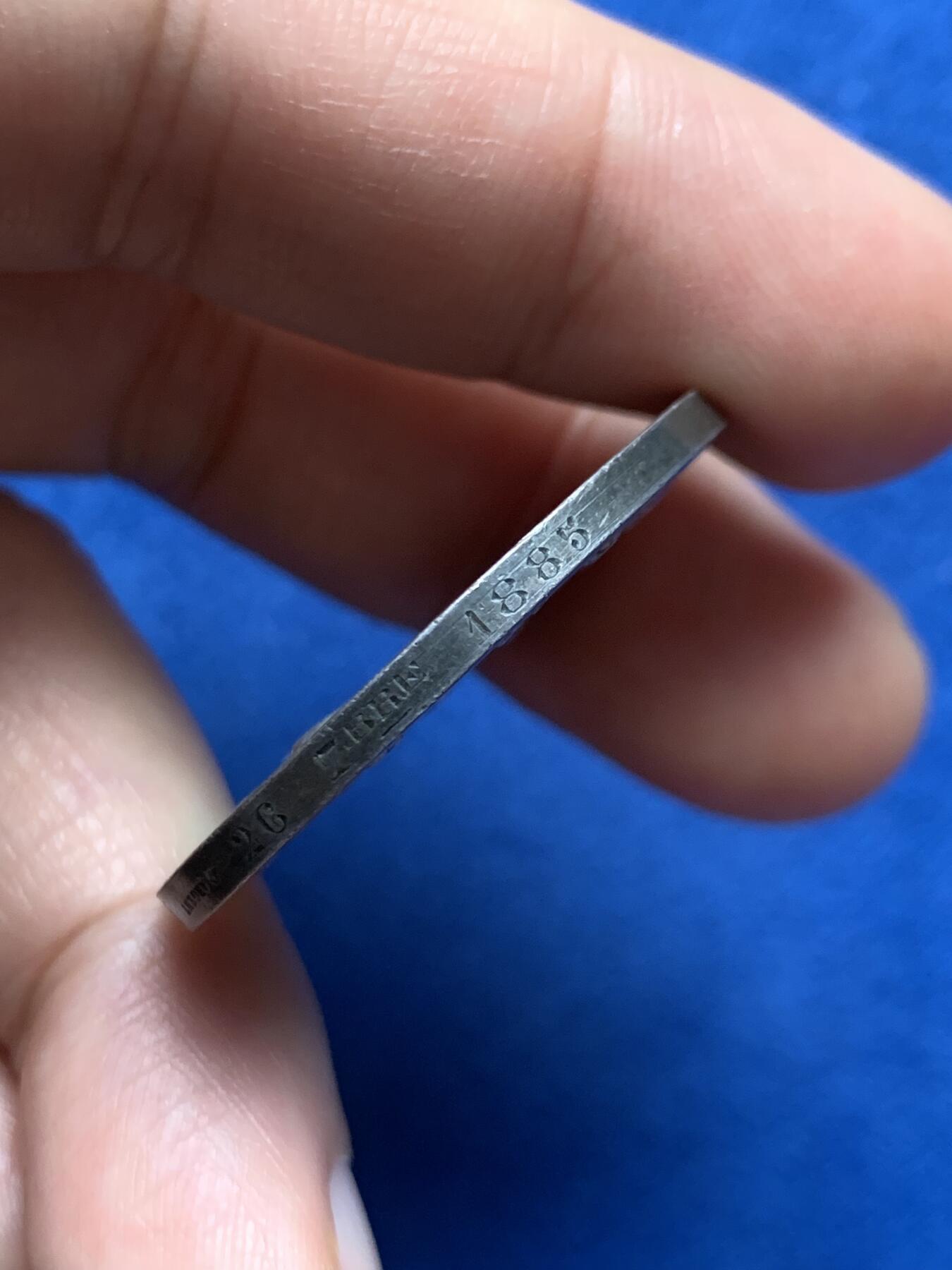 《竞宝斋》第447场 周日，周一，2场连拍 （全场包邮） 法国银质婚章 背面是漂亮的花体字 18克 34mm 1885 丰饶角银标