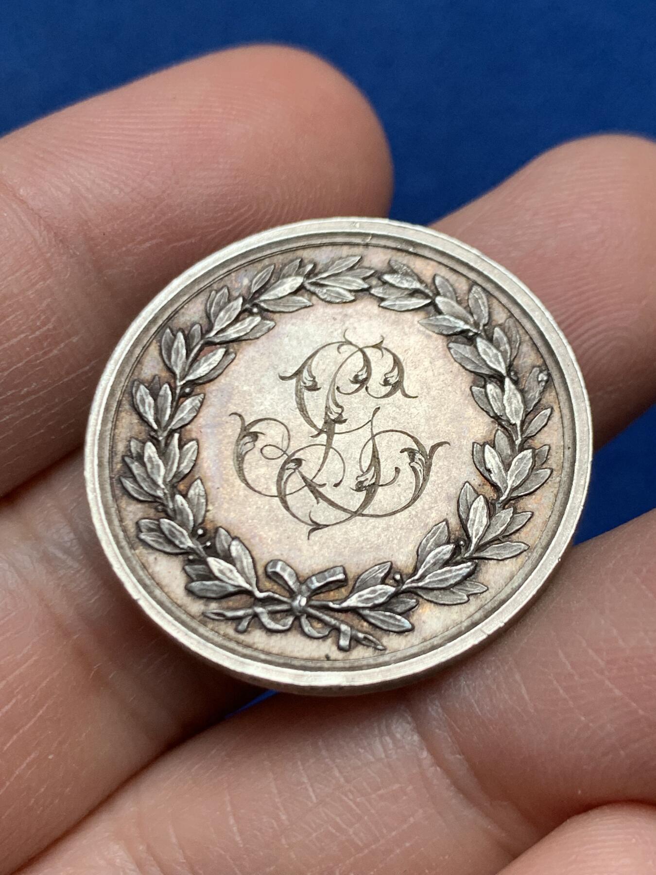 《竞宝斋》第447场 周日，周一，2场连拍 （全场包邮） 法国1867年婚礼银章 蜜蜂银标 10.18克 27.8mm 双面刻字