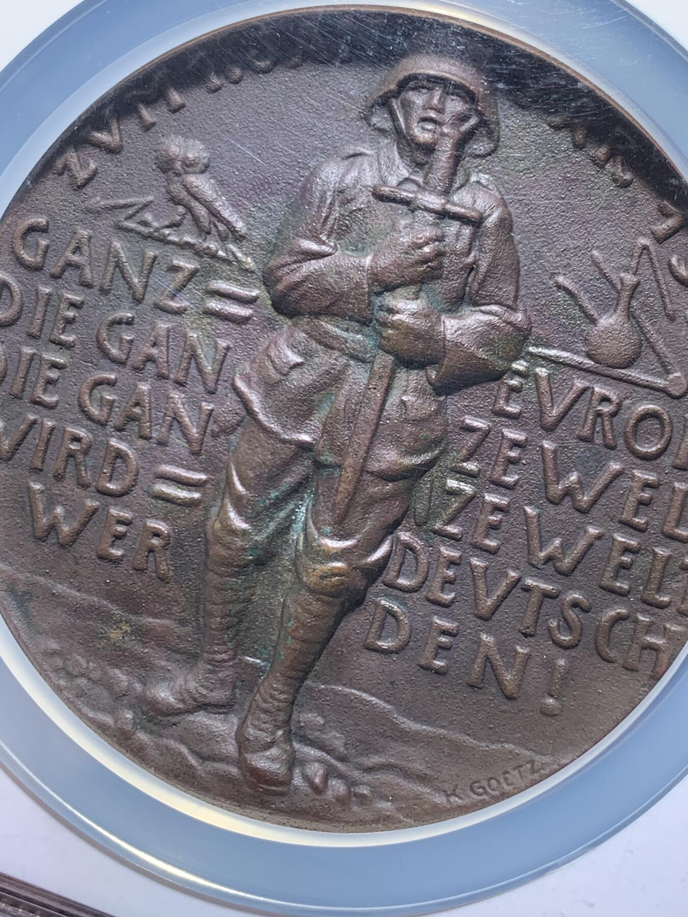 《竞宝斋》第447场 周日，周一，2场连拍 （全场包邮） NGC MS63 德国1918年庆祝元旦新年纪念大铜章 卡尔哥茨名家作品 此时距一战开战已第三个年头，背面书：整个欧洲，整个世界，整个世界都将成为德国！第二年德国战败投降在法国凡尔赛的一节火车车厢内签订著名的《凡尔赛合约》。加大加厚盒