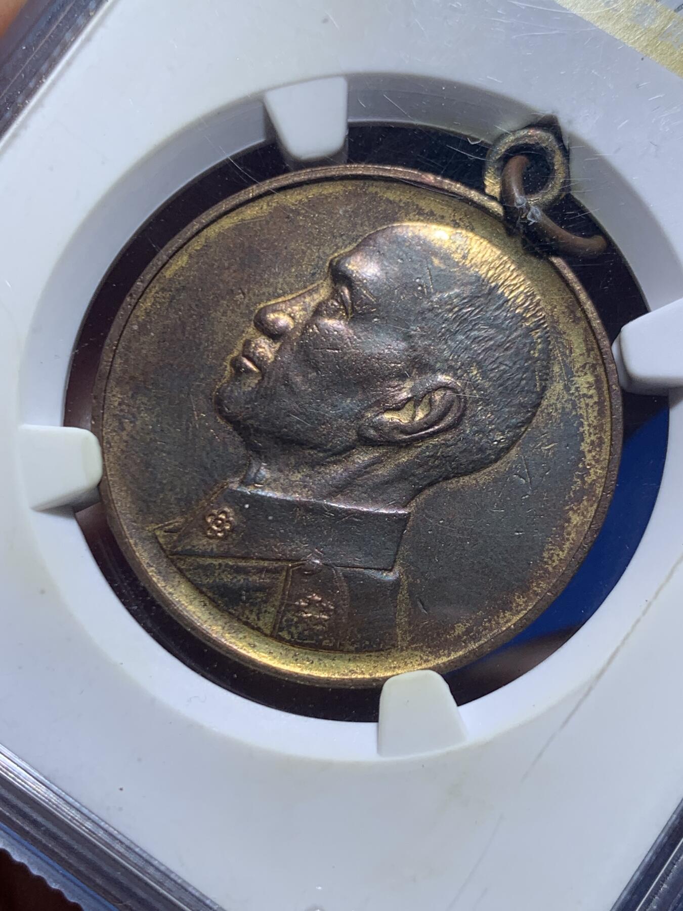 《竞宝斋》第447场 周日，周一，2场连拍 （全场包邮） 公博 AU53 中国台湾省 1956年蒋公七秩镀金铜章 湾湾大热门章，蒋公诞辰乃至湾湾币章中，为数不多的保留了校长败台前民国造币厂铸币旧风，镀金保存不错。